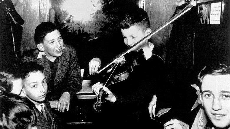 Into the Arms of Strangers: Stories of the Kindertransport image