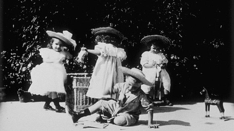 Enfants aux jouets image