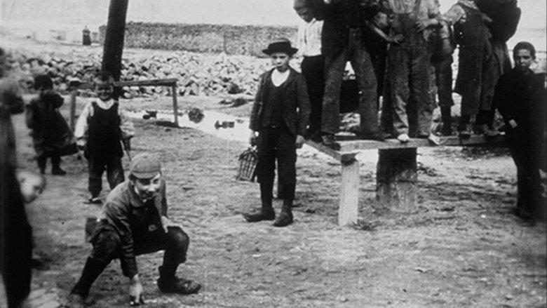 Enfants jouant aux billes image