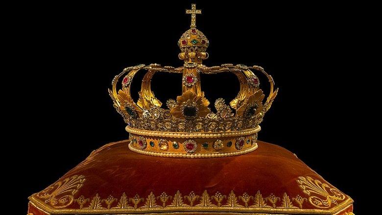 Elizabeth I & Elizabeth II: Britain's Golden Queens image