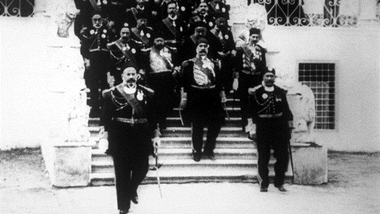 Le Bey de Tunis et les personnages de sa suite descendant l'escalier du Bardo image