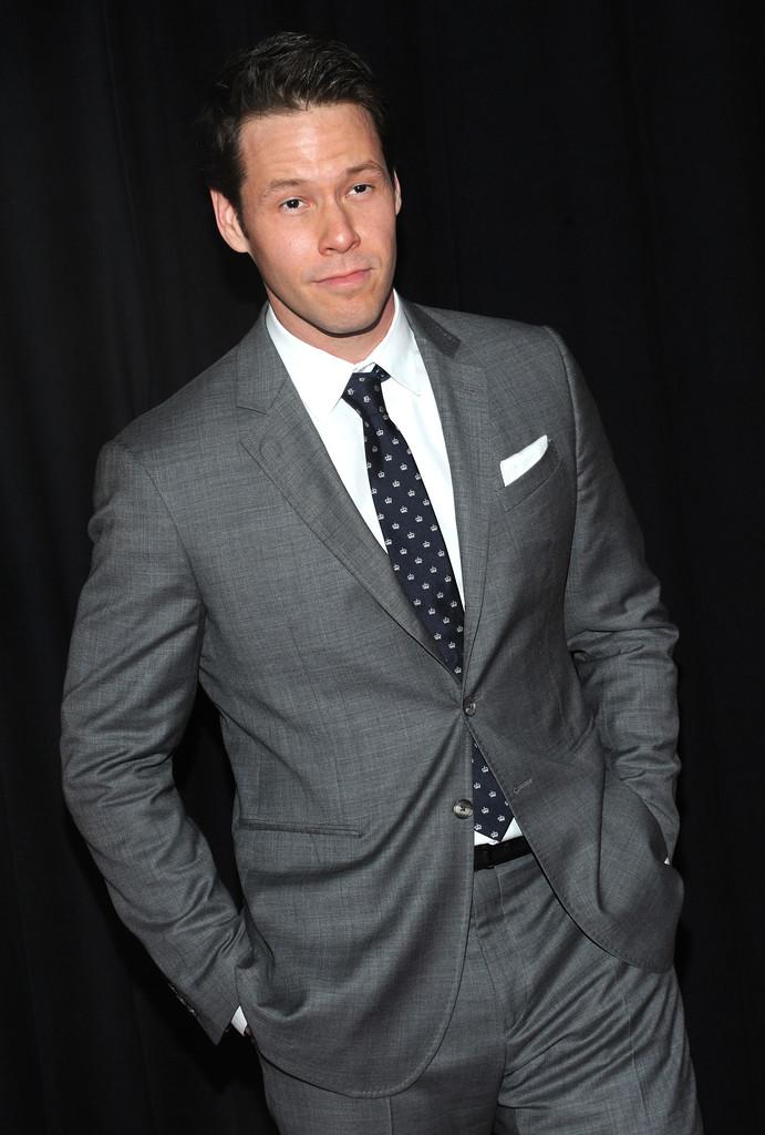 Ike Barinholtz image
