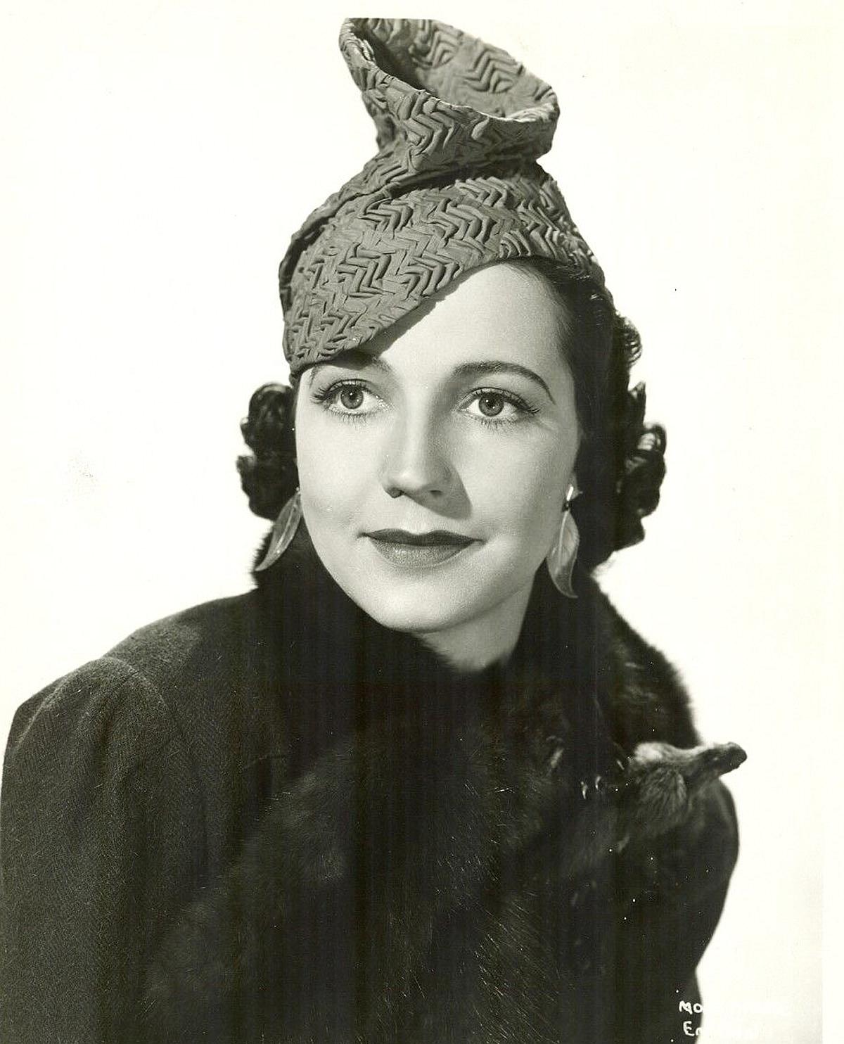 Mona Barrie image