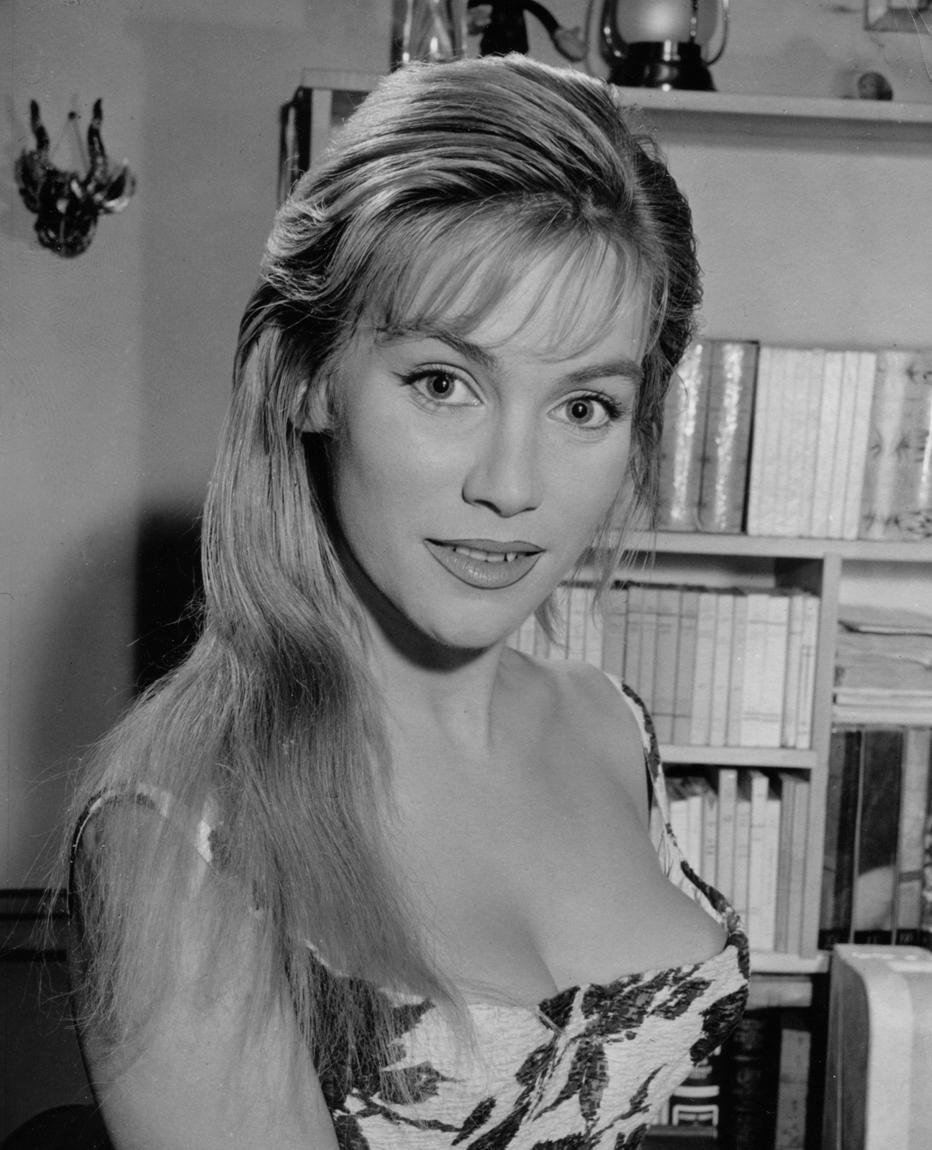 Estella Blain image