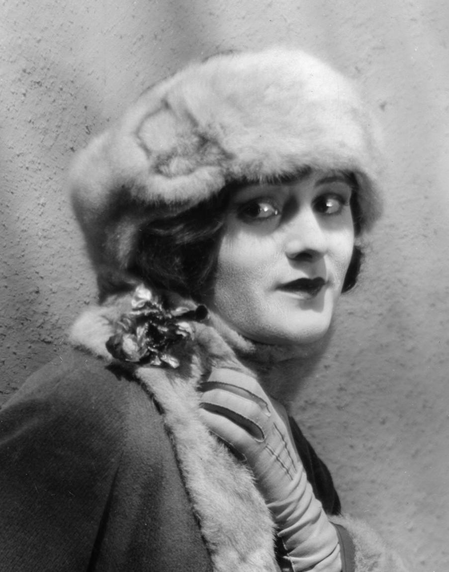 Sylvia Breamer image