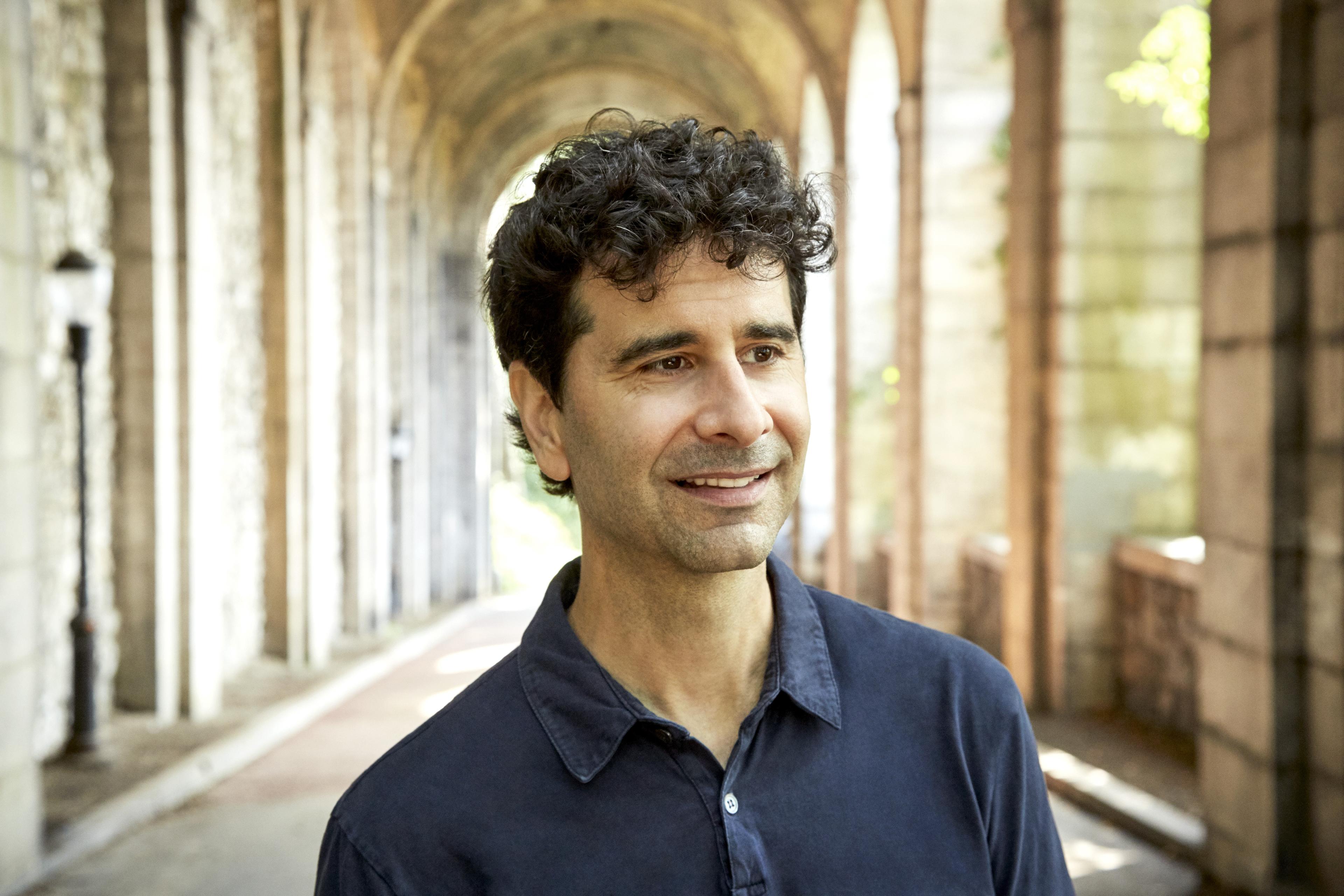 John Cariani image