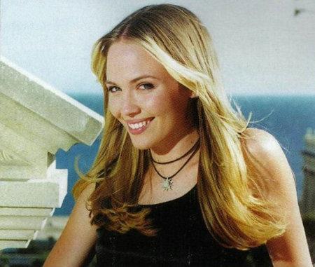 Lara Cox image