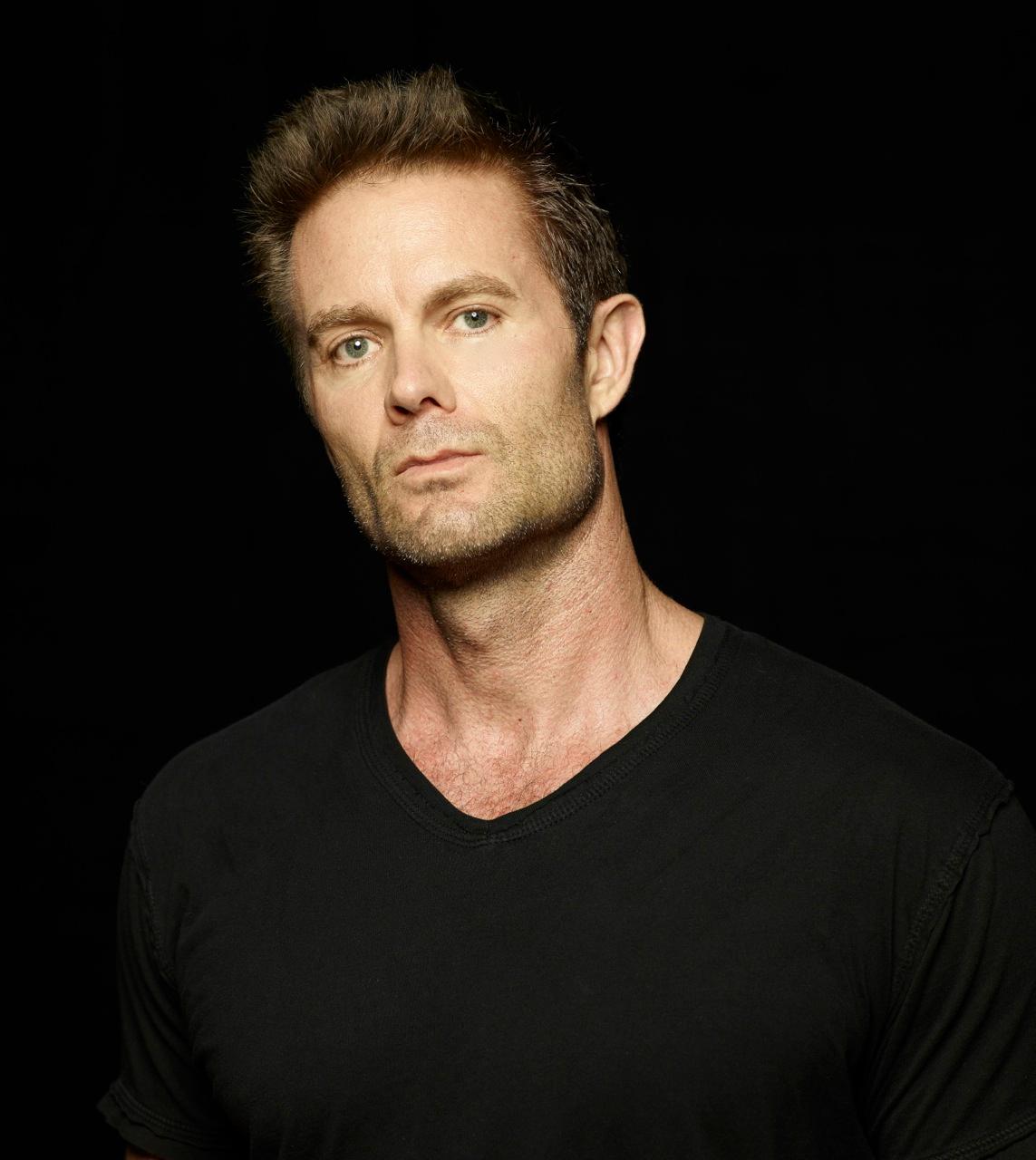 Garret Dillahunt image