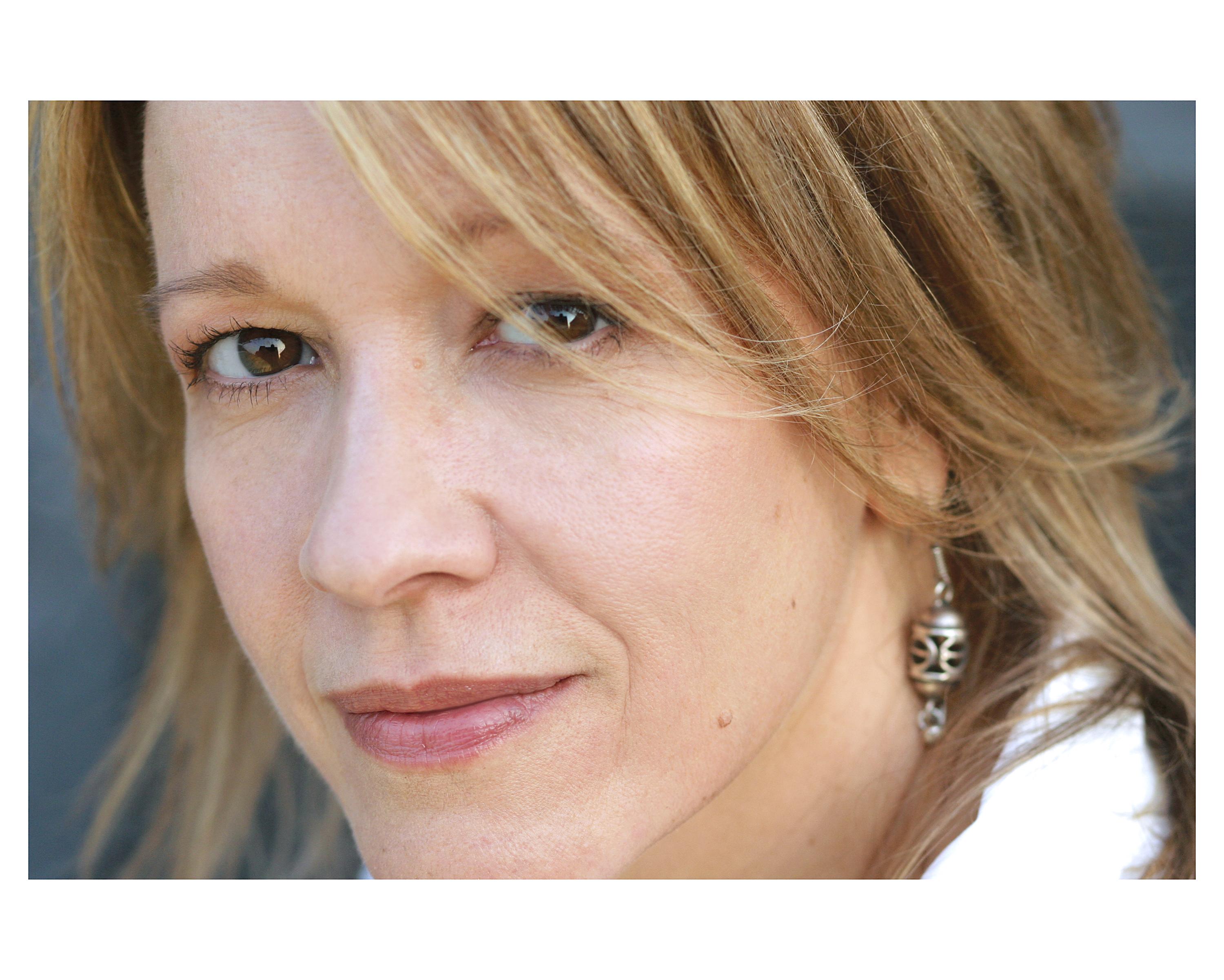 Linda Emond image
