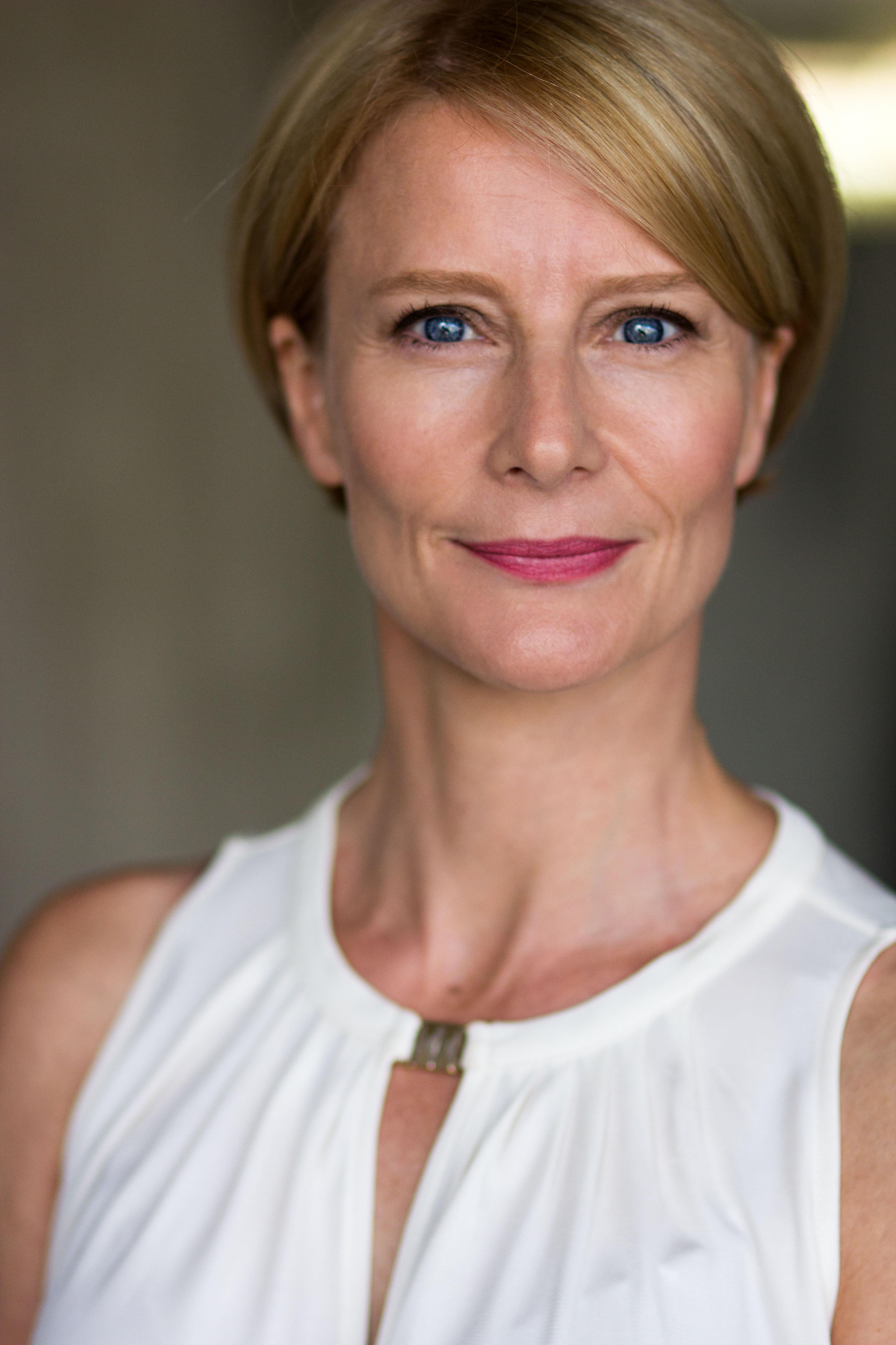 Julia Farino image