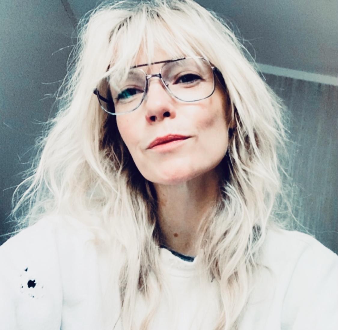 Laura Harris image