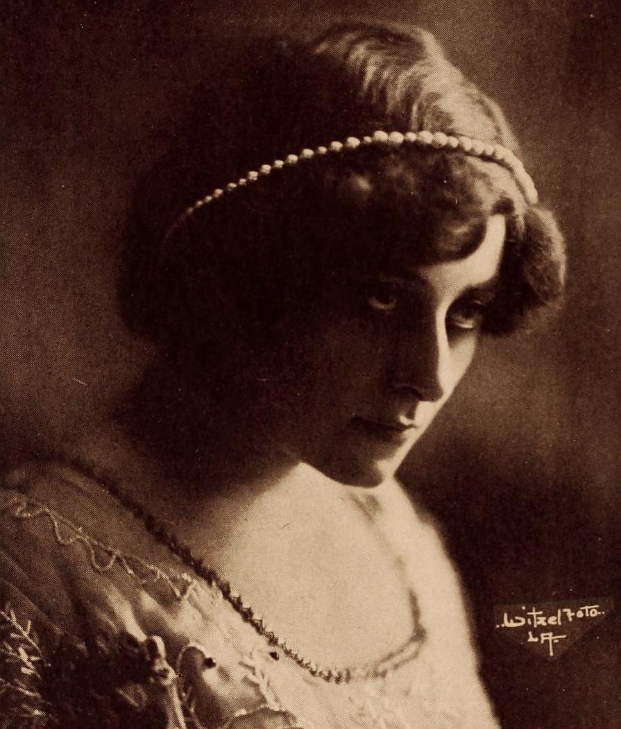 Adele Lane image