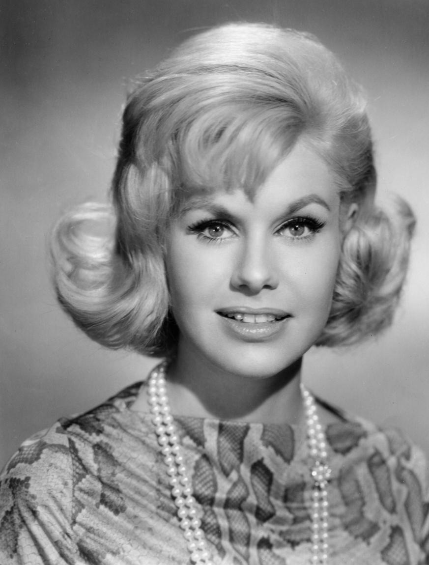 Suzanna Leigh image