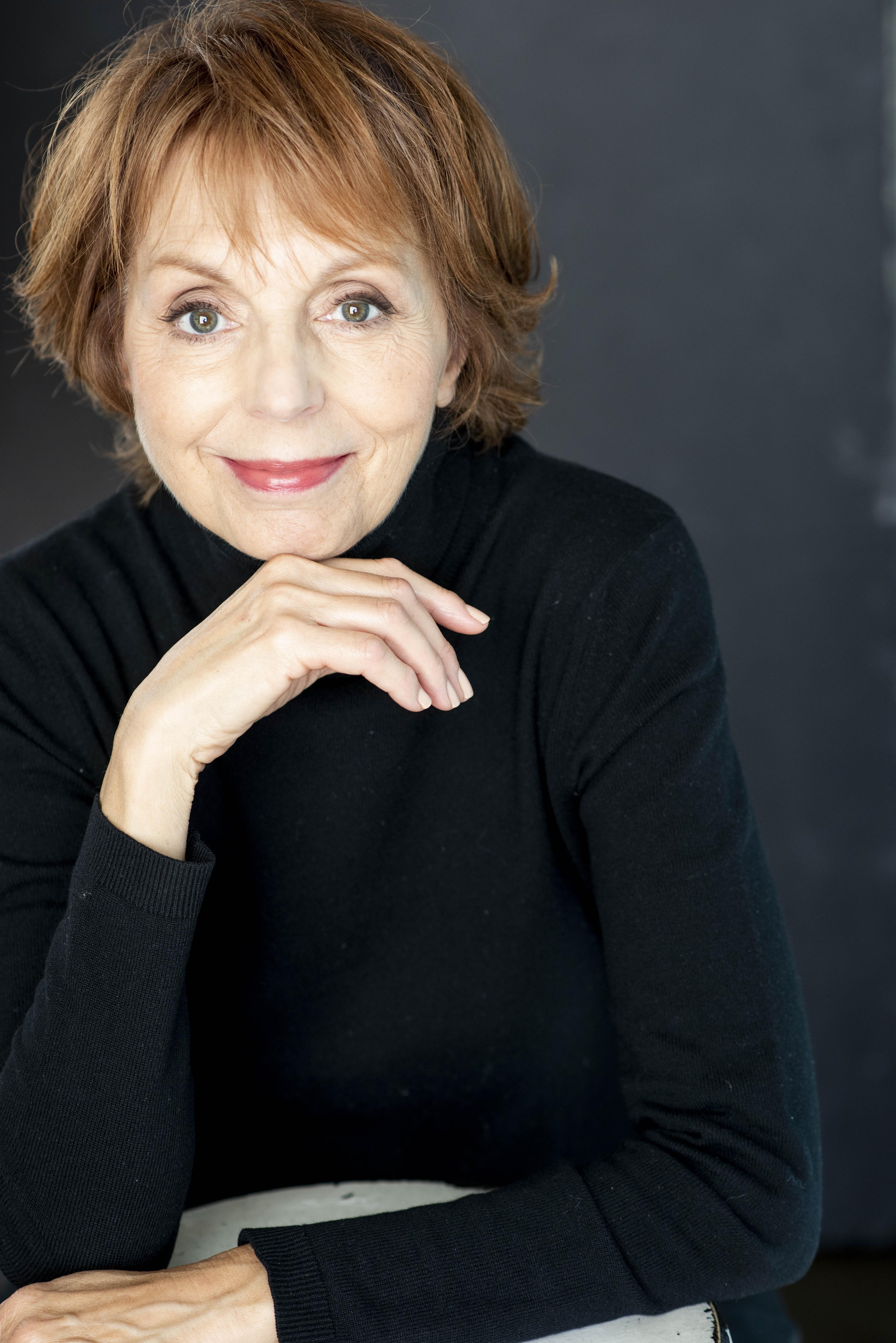 Nancy Linari image