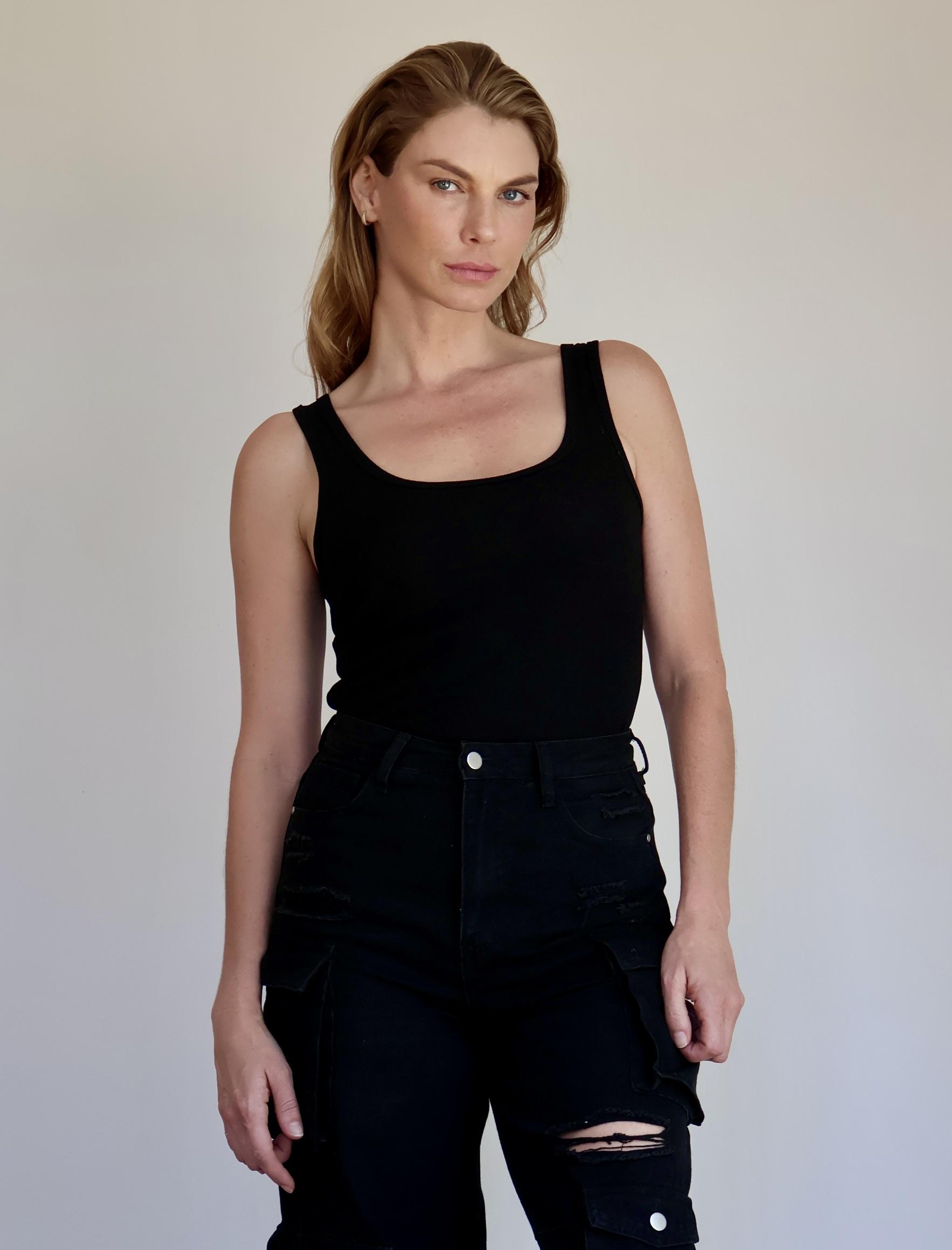 Angela Lindvall image