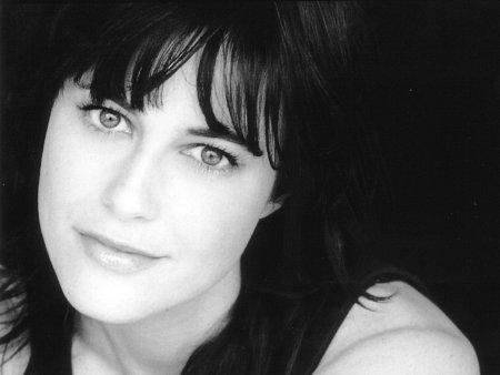 Fiona Loewi image