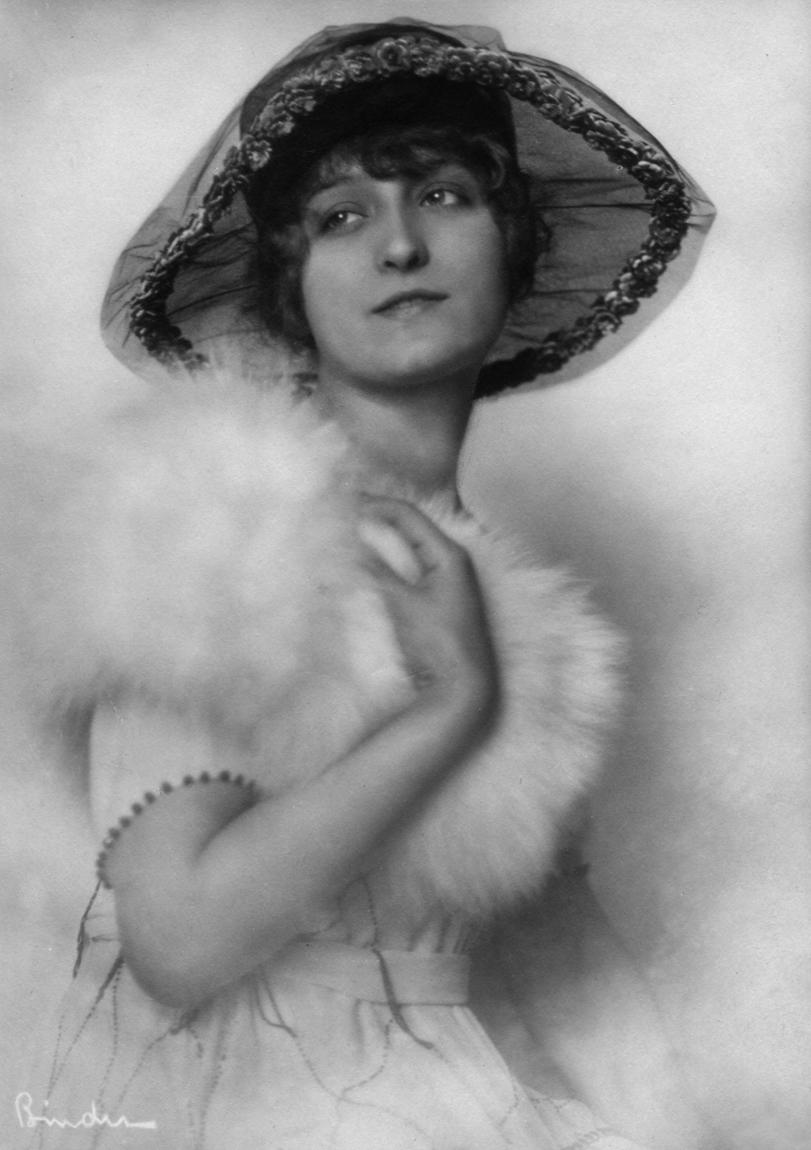 Eva May image