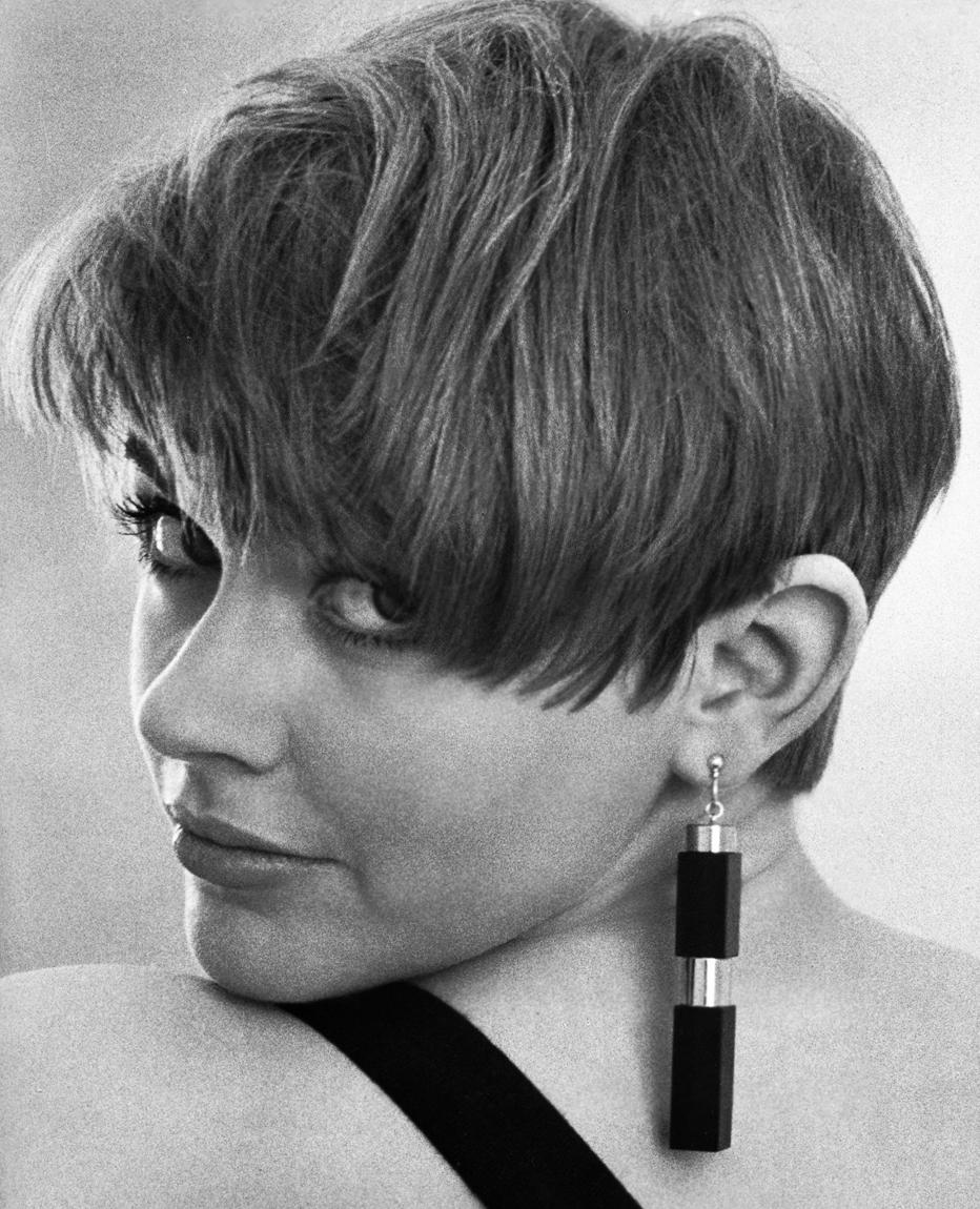 Angela Scoular image