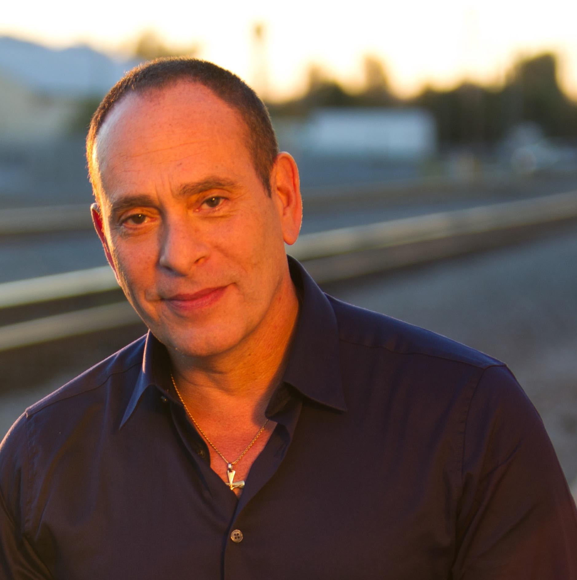 Nestor Serrano image