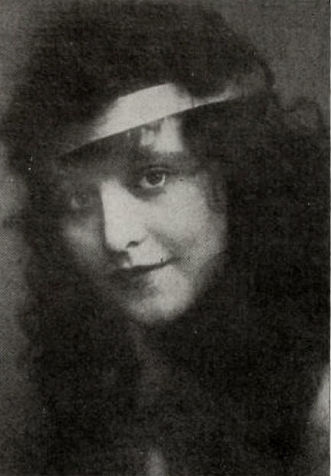 Marie Wells image