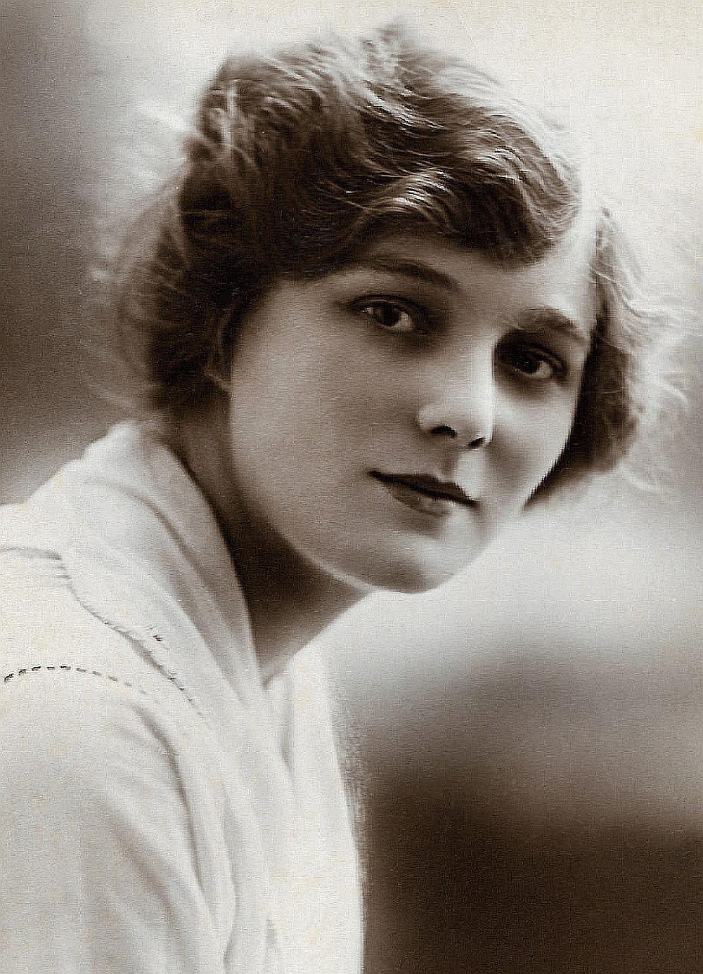Chrissie White image
