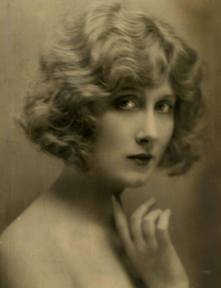 Helen Lee Worthing image