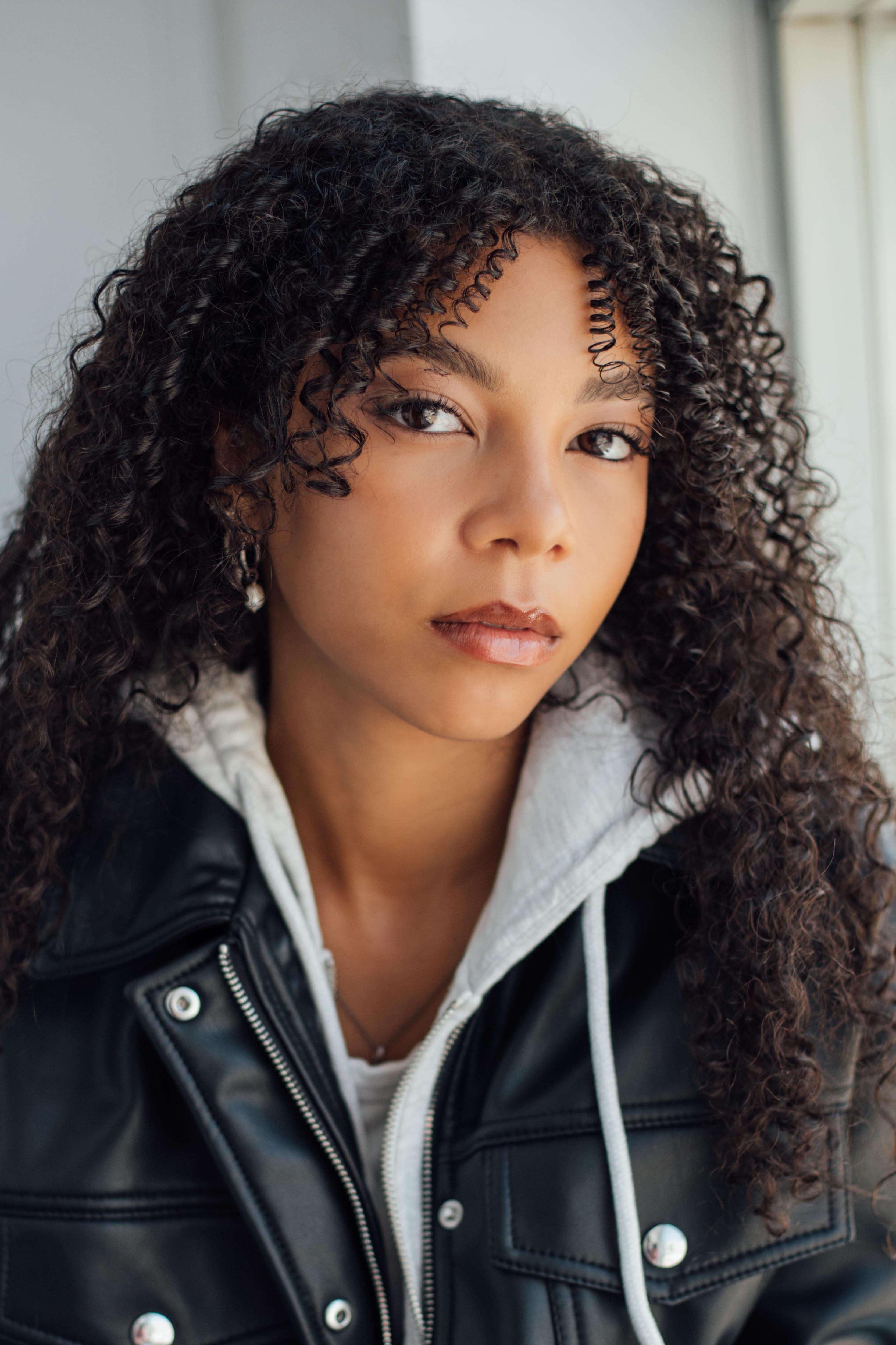 Simone Miller image