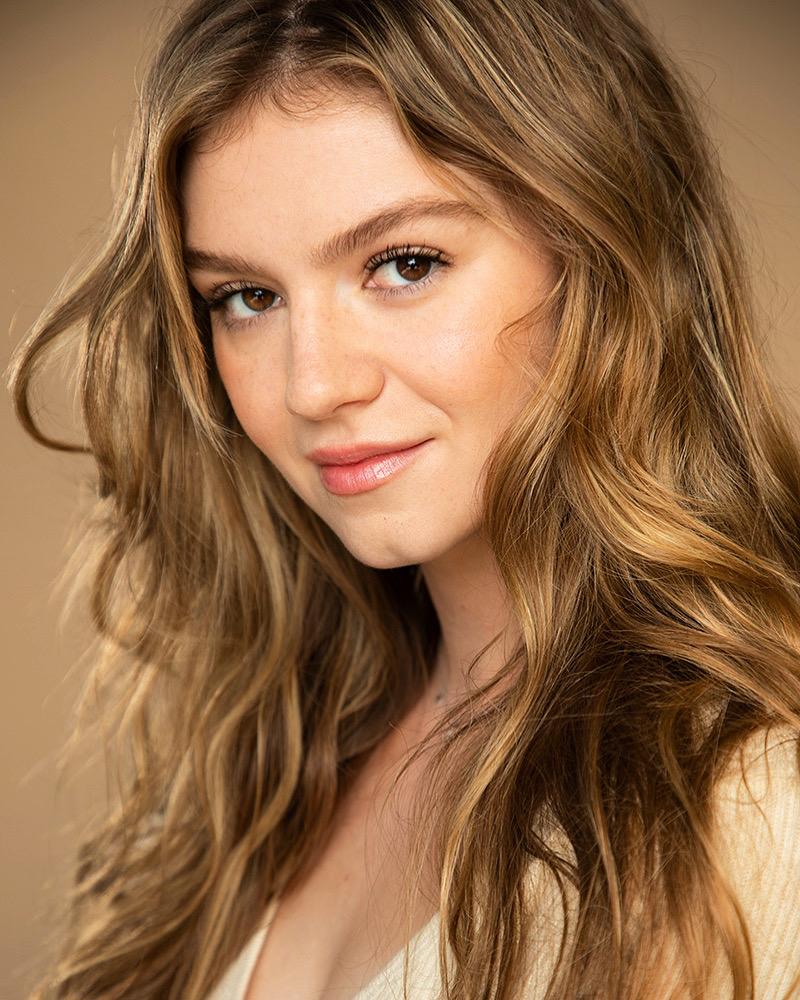 Bella DeLong image