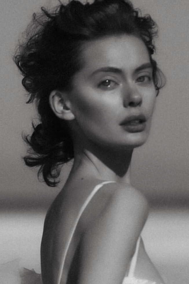 Laura Dennis image