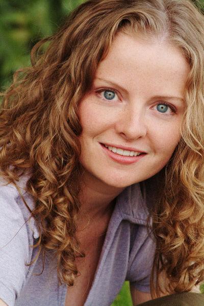Anna Cummer image