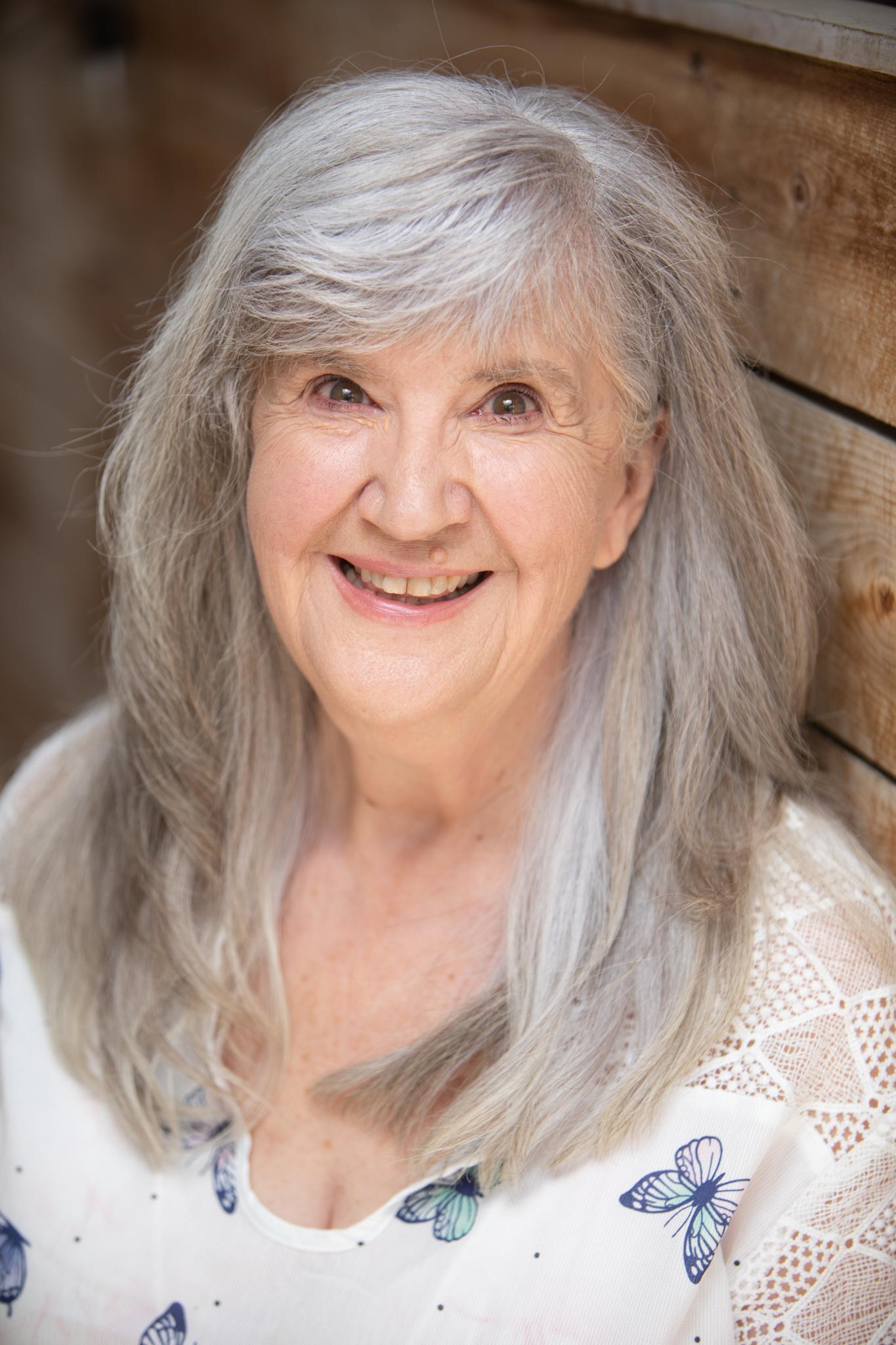 Holly Kiger image