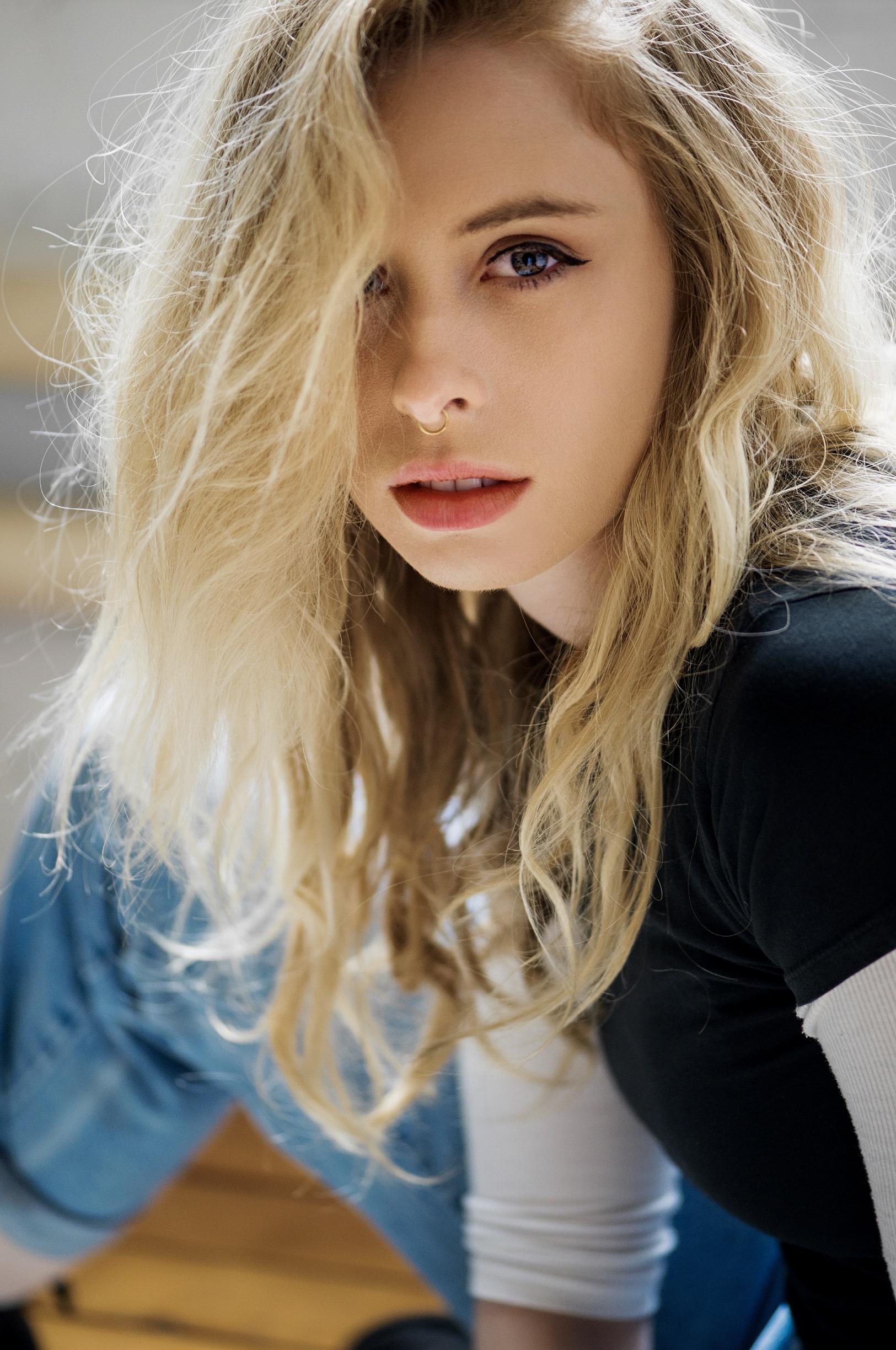 Justine Nelson image