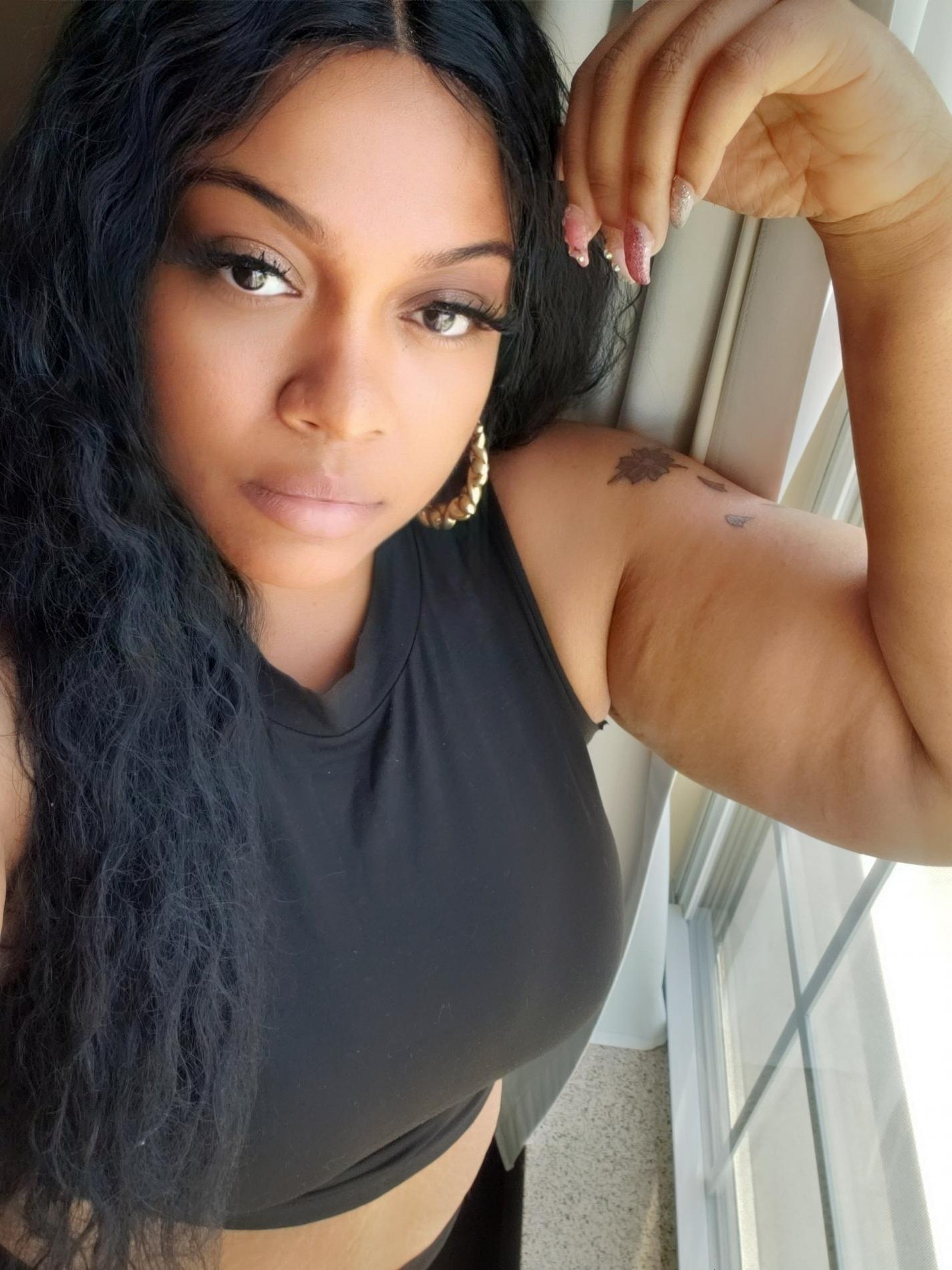 Nikki Syn Moore image