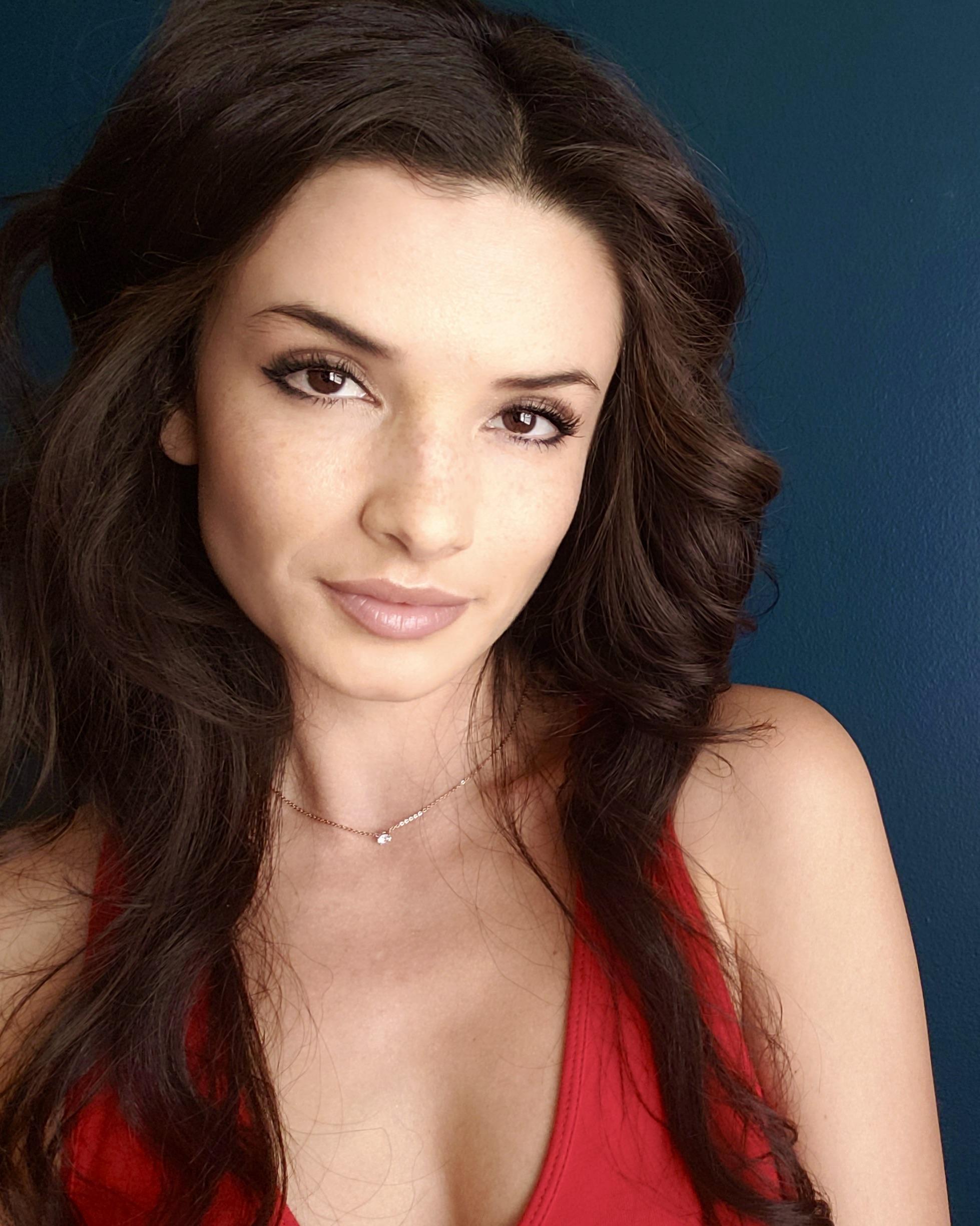 Alice Greczyn image
