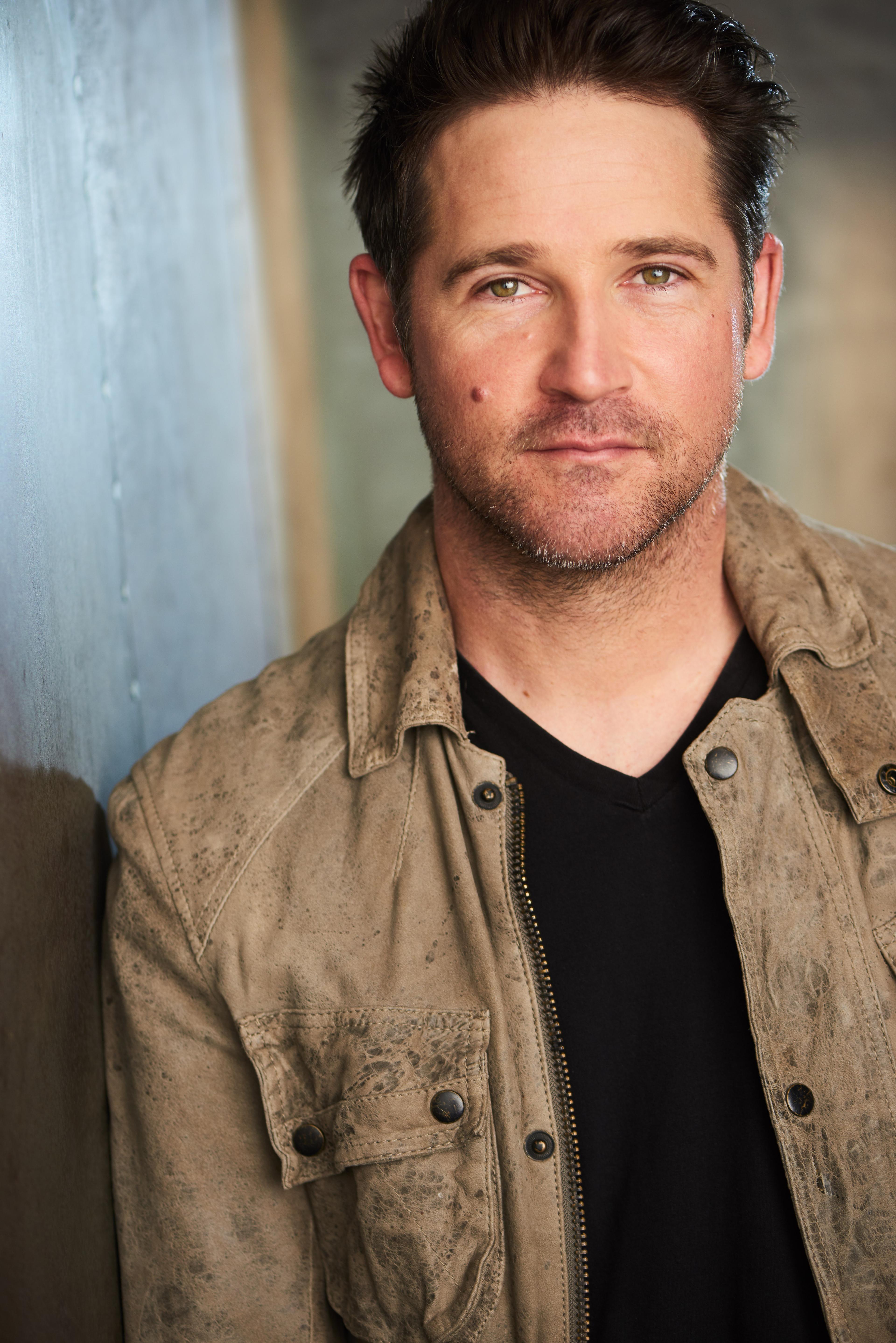 Chris Moir image