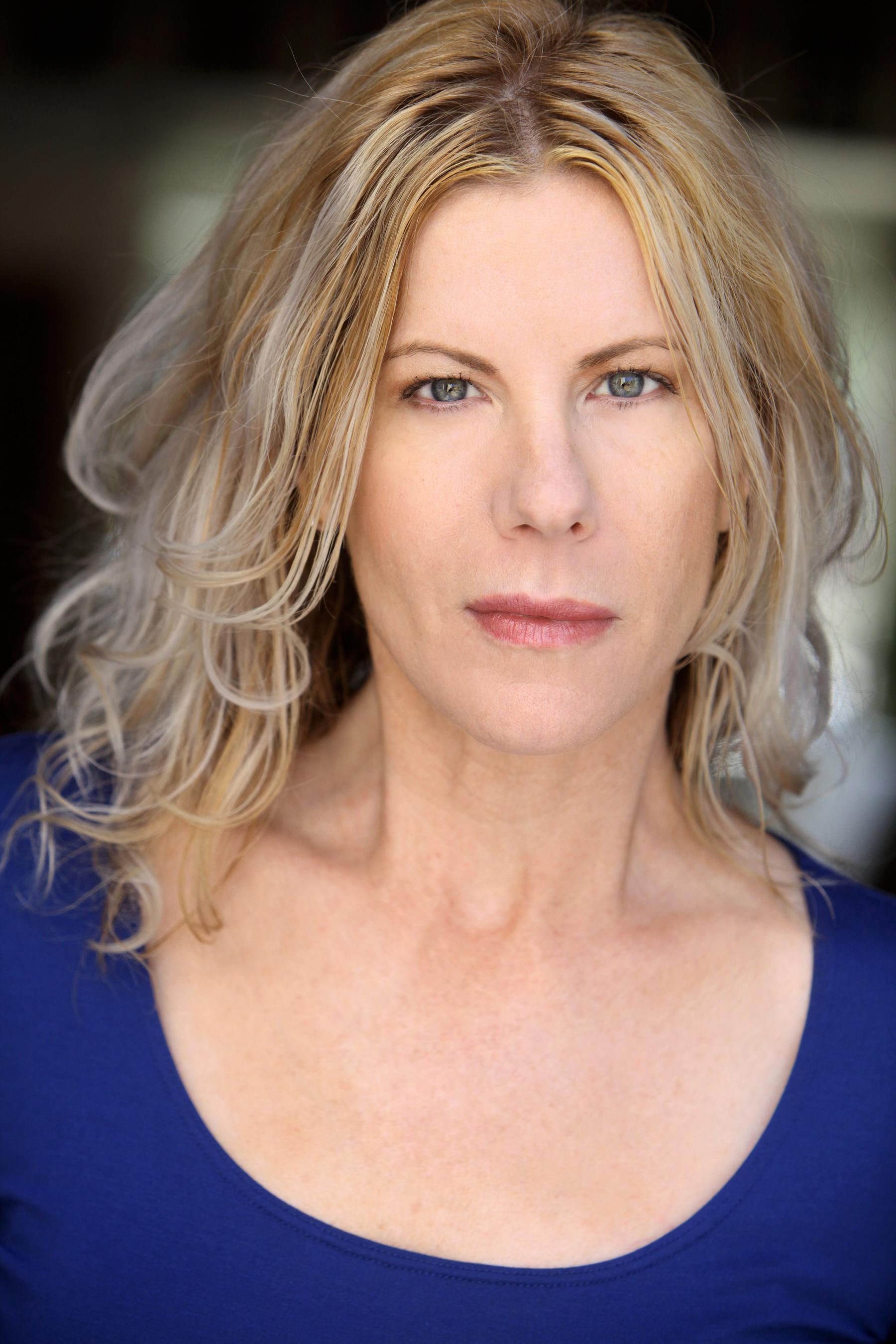 Lizzie Peet image