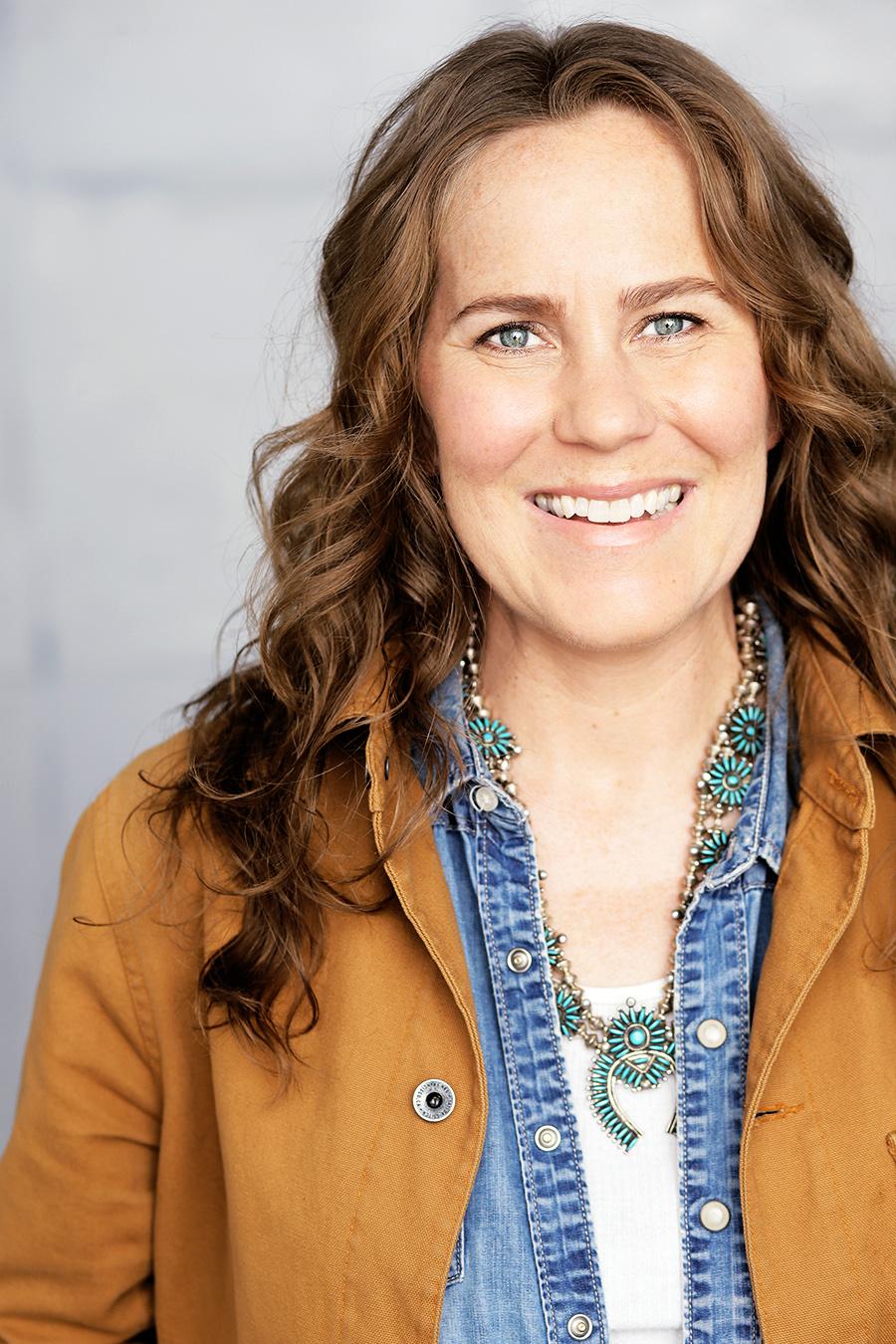 Ali Hanson image