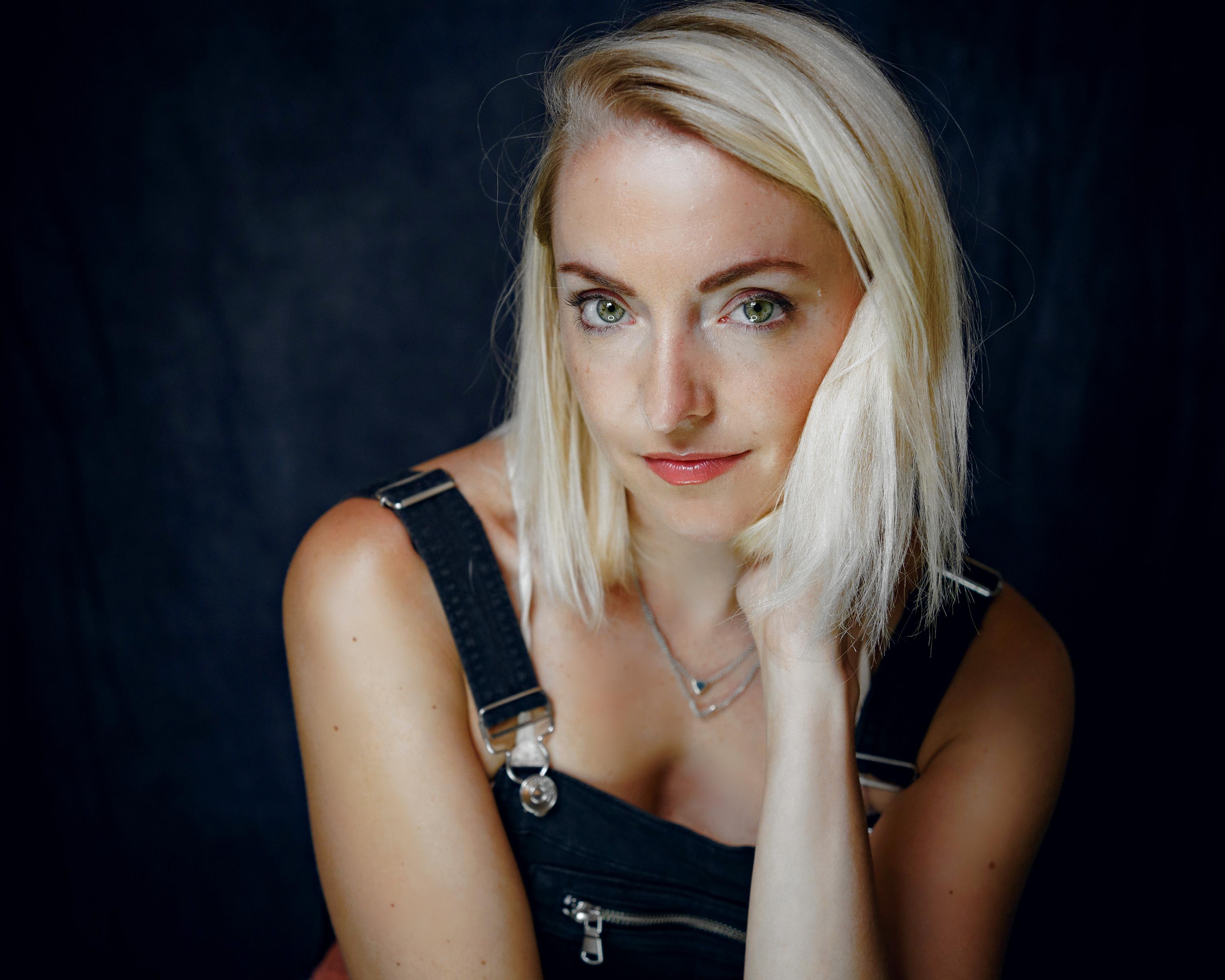 Dani Barker image