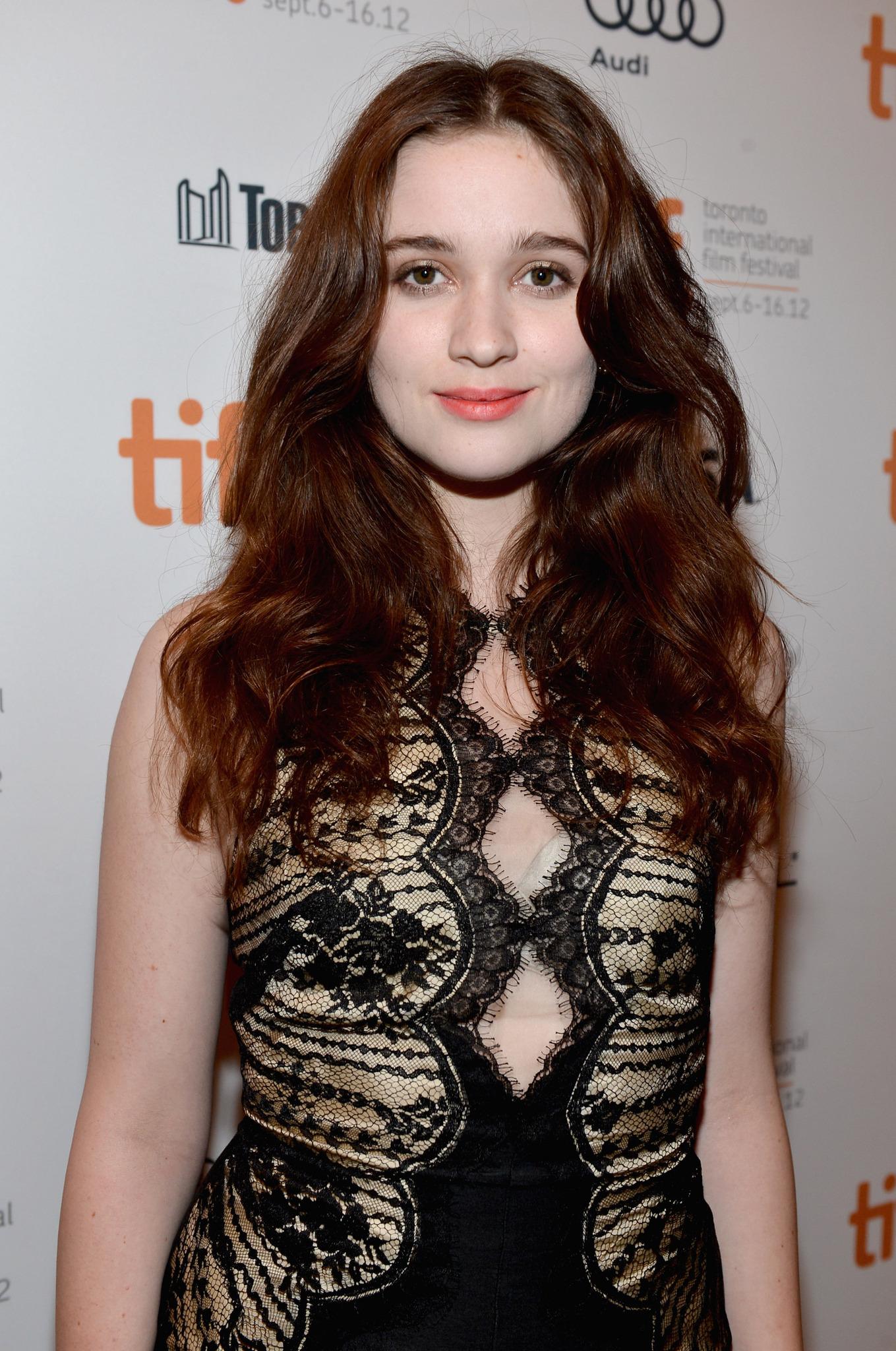 Alice Englert image