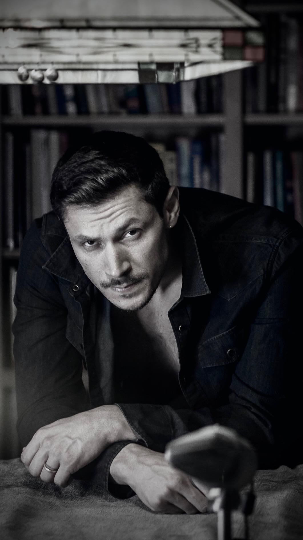 Alex Meraz image