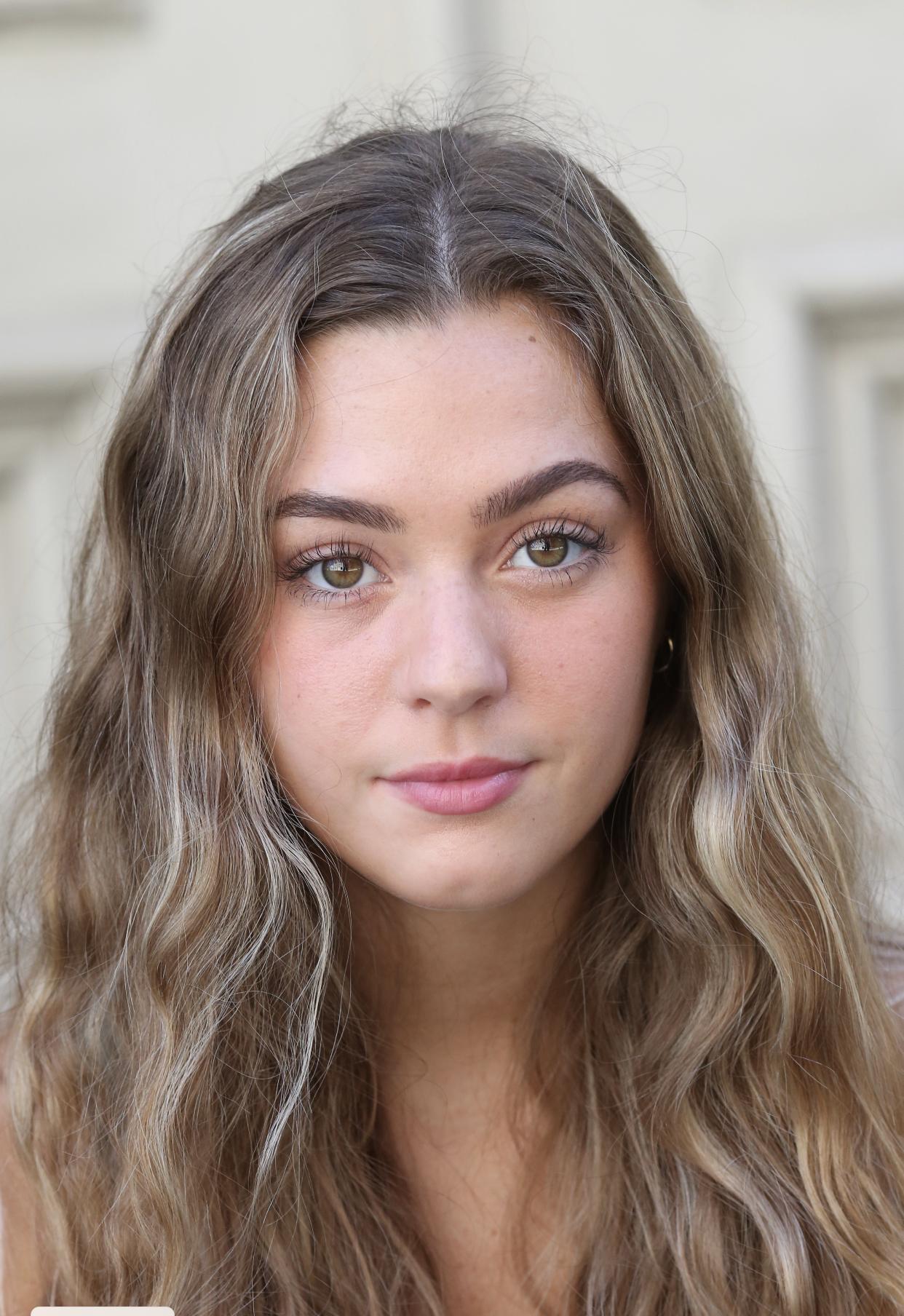 Chloe Lang image