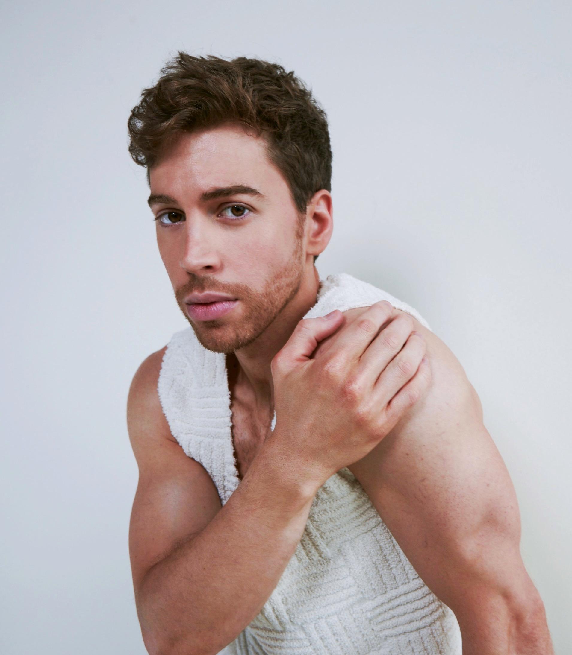 Jordan Gavaris image