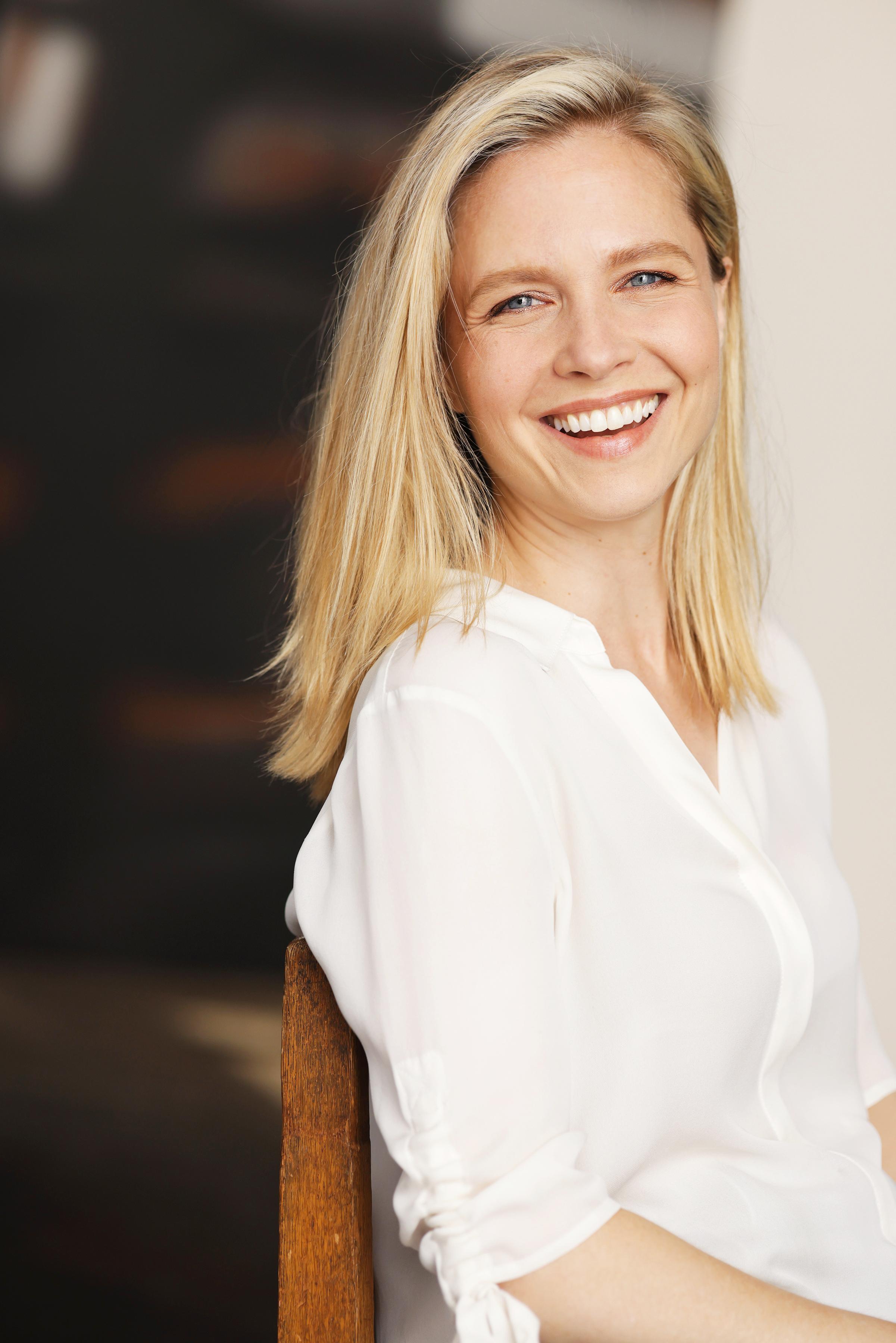 Laura Coover image