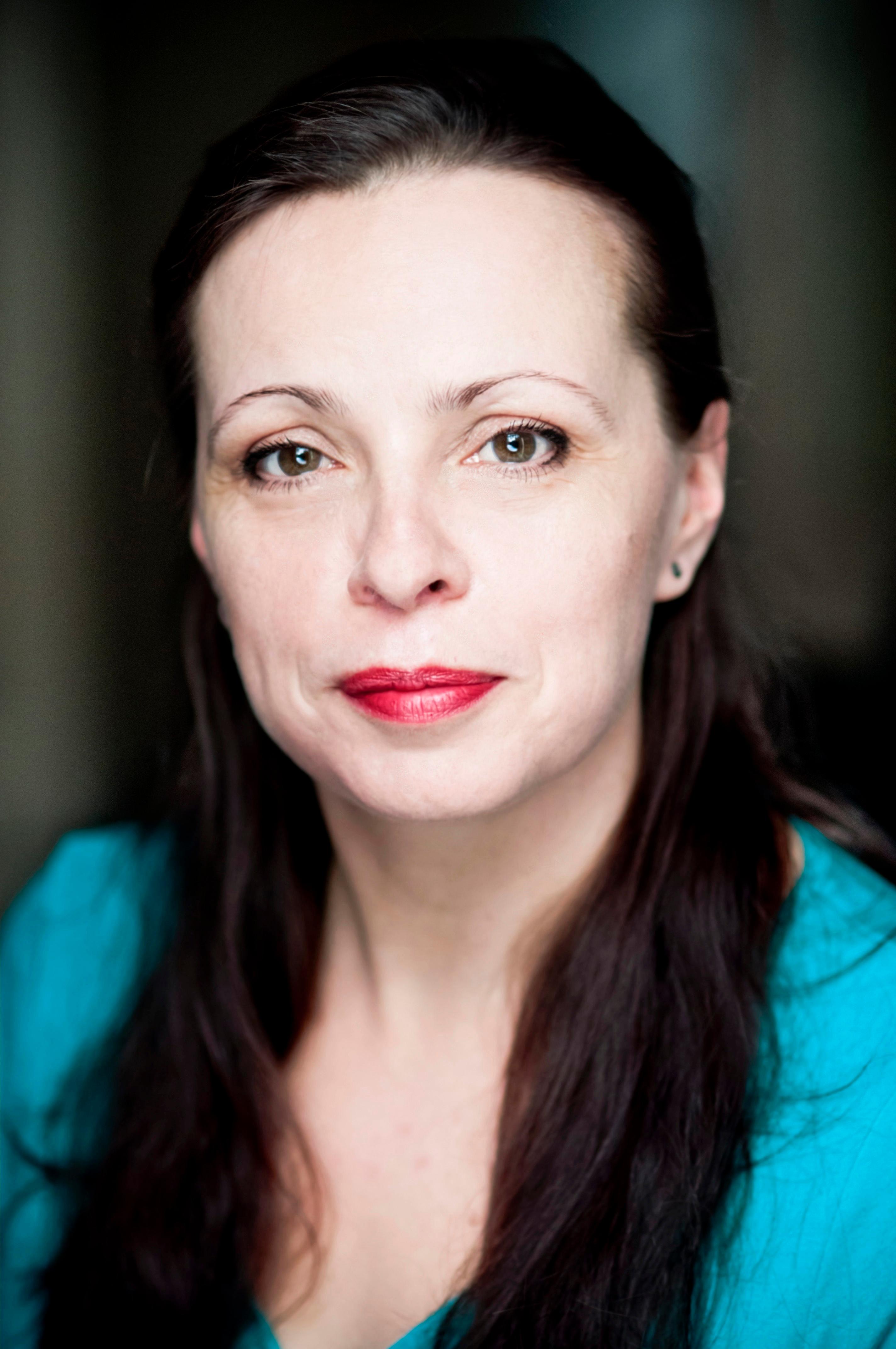 Julie Hoult image