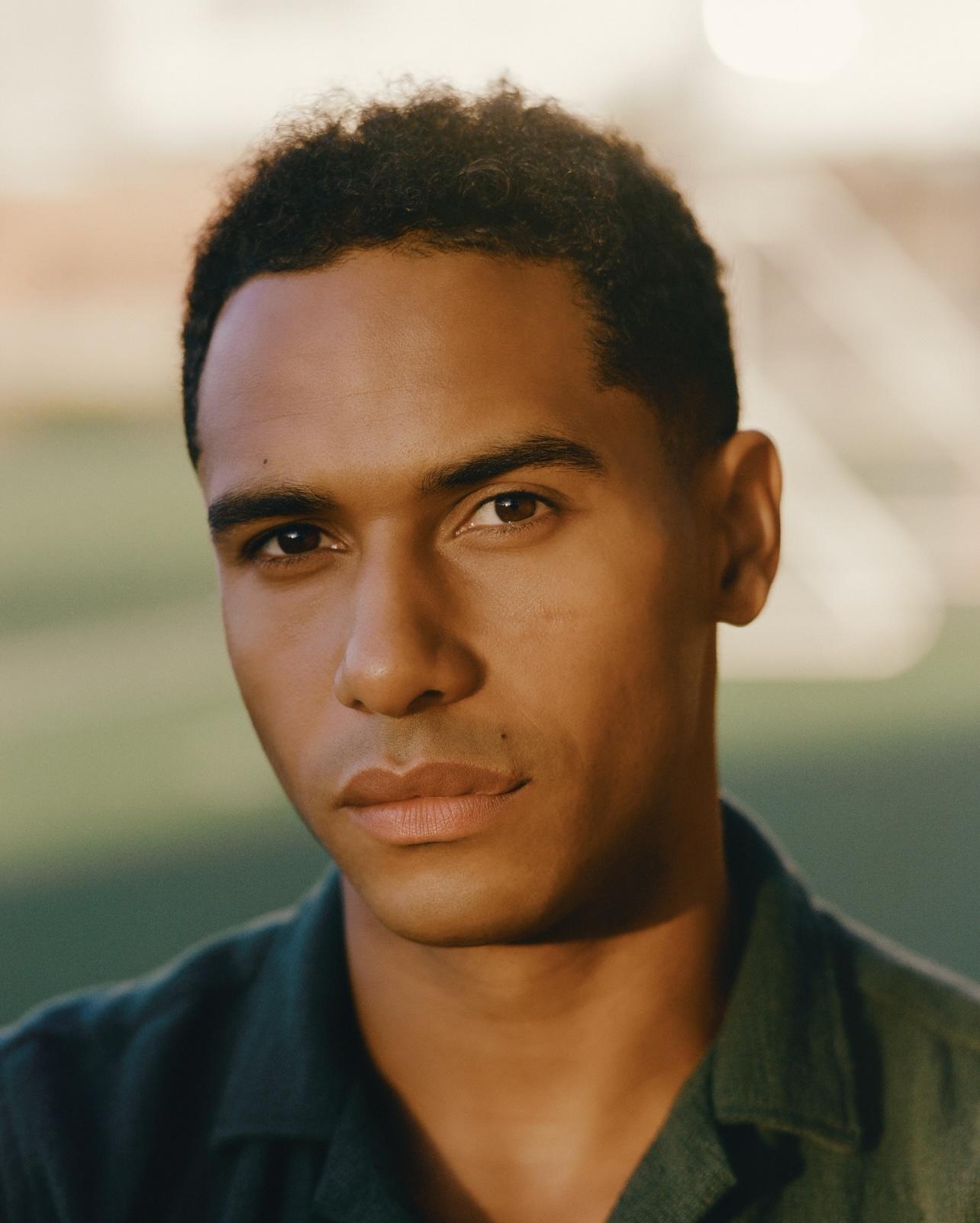 Elliot Knight image