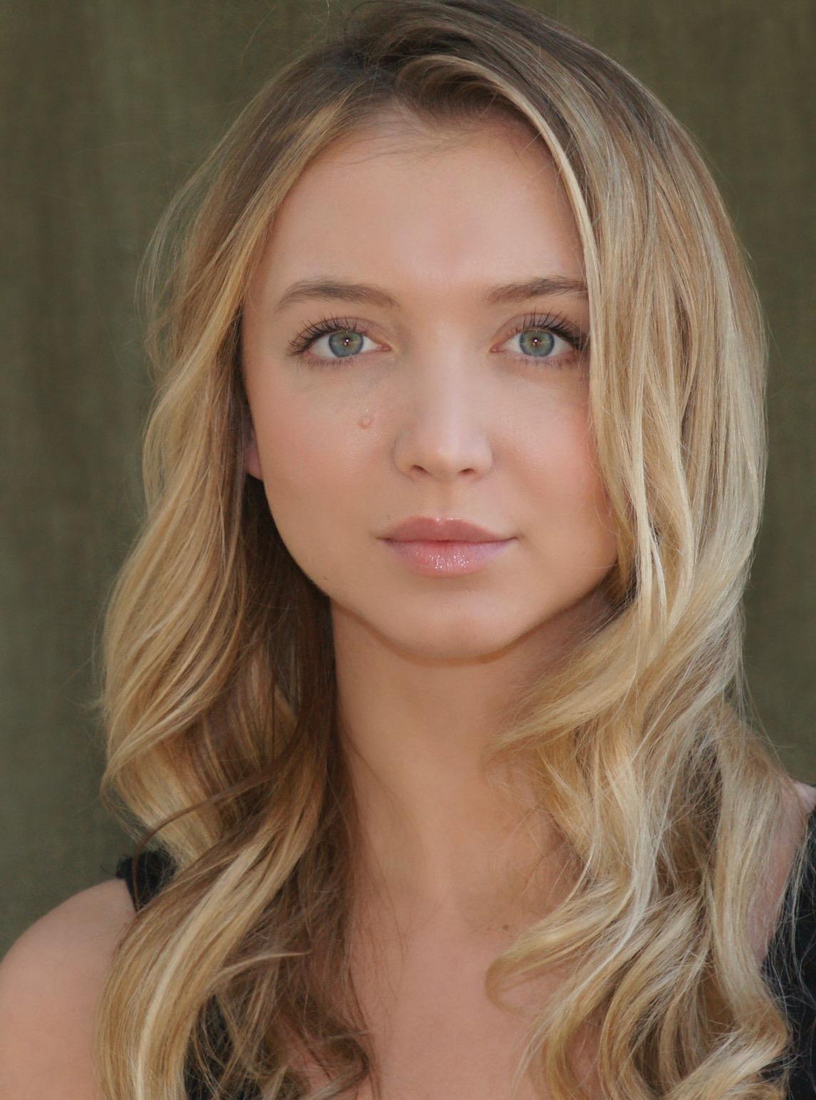 Hana Hayes image
