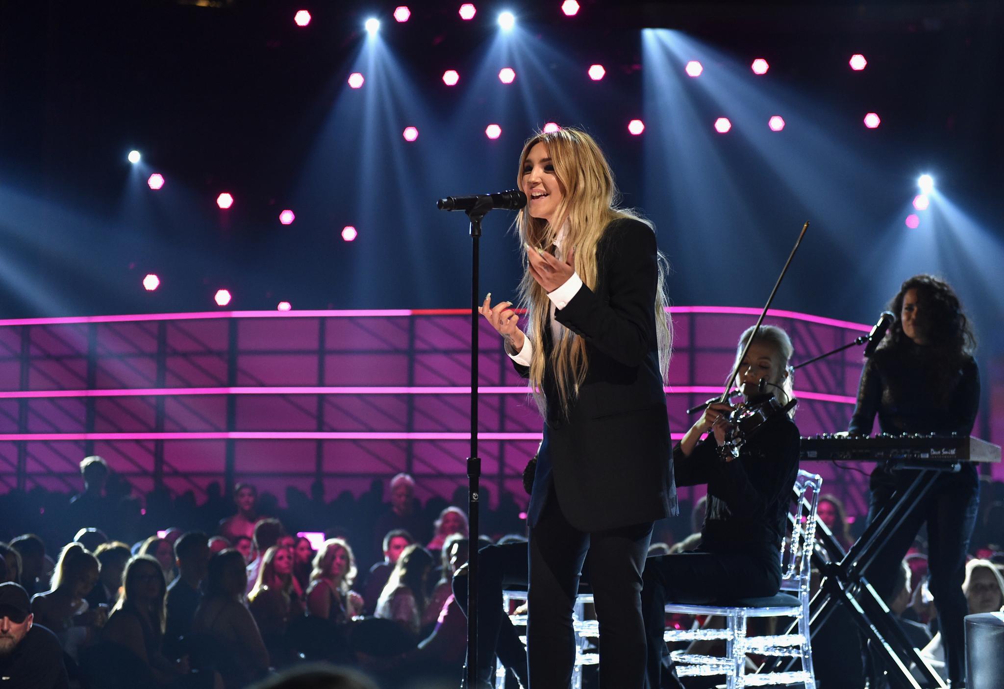 Julia Michaels image