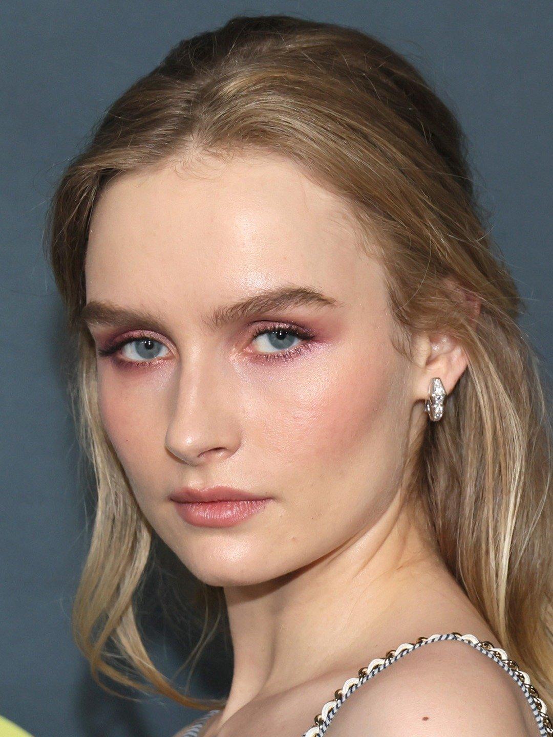 Olivia DeJonge image