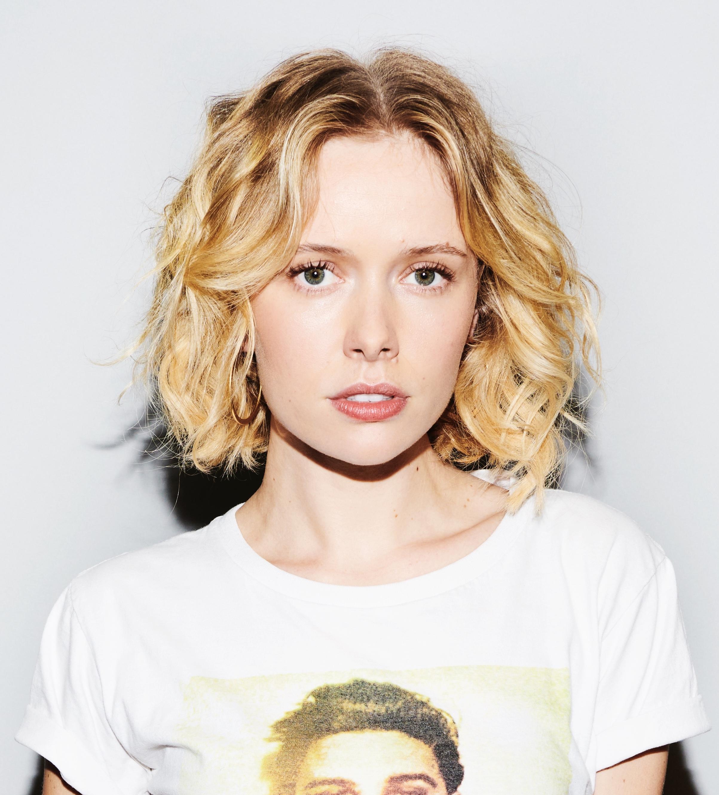 Amelia Eve image