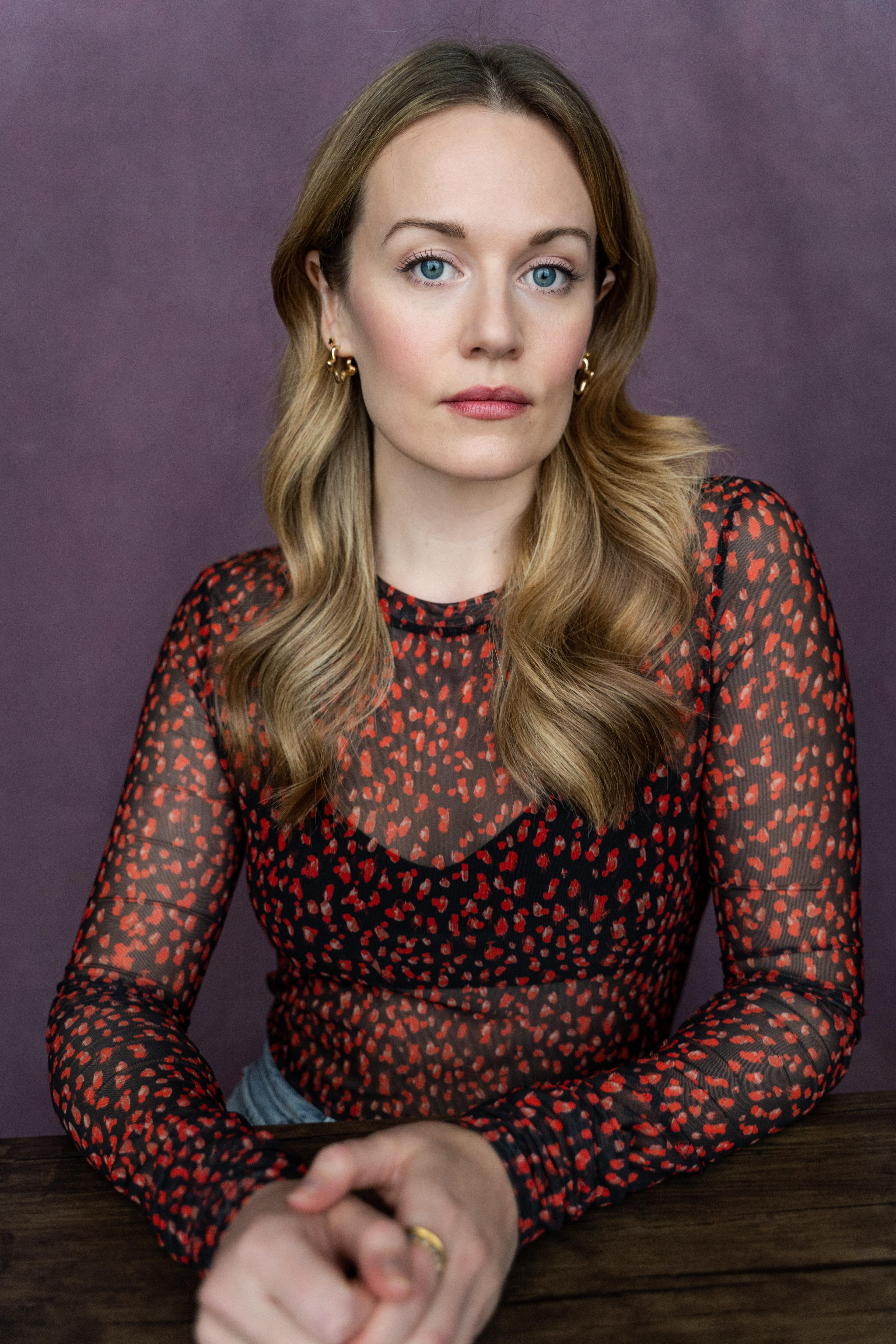 Cara Theobold image